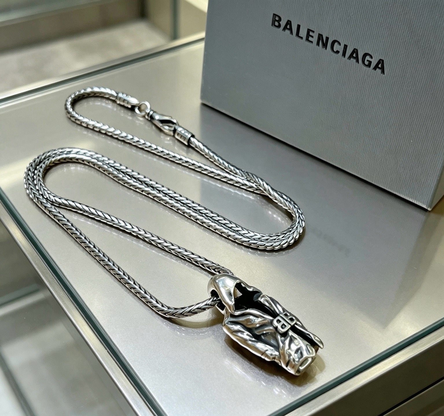 NO:860098,Batch original single goods new products Balenciaga necklace Balenciaga new necklace counter consistent fine details workmanship every detail process in place fine design craftsmanship hot models shipped unique design retro style Balenciaga necklace, jewelry boutique, balenciaga, balenciaga, necklace19860909批 原单货新品 巴黎世家项链 Balenciaga 新款项链专柜一致 细节做工精细 每个细节流程到位 设计工艺精细 火爆款出货 设计独特 复古风格 巴黎世家项链,饰品精品,balenciaga,balenciaga,necklace,Jewelry