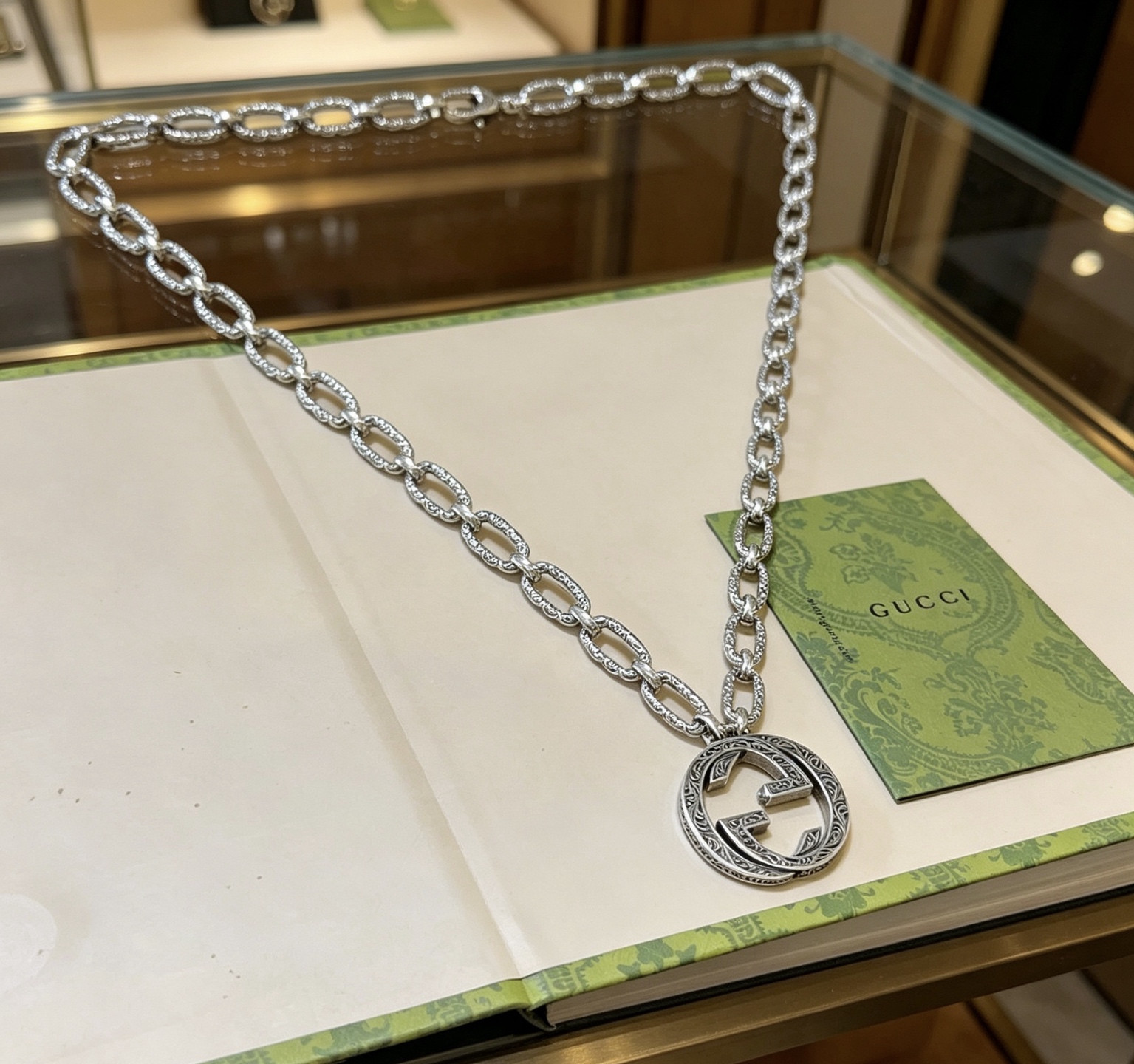 NO:860110,Batch Gucci necklace’s latest enamel series chain with higher grade. Stars’ Anger Forest series double G Gucci necklace with the same style. The details are distressed. The glossy version is not available in the market. This model has been released. It is a best-selling model in Gucci. It is very good to match with trendy clothes, high-quality jewelry, gucci, and necklace.19860909批 古驰项链最新款珐琅系列链条档次更高明星同款Anger Forest系列双G古驰项链 细节对版做旧处理 非市面亮面版型 这款一直在出 古驰里面热卖款 非常好搭配潮流衣服,饰品精品,gucci,necklace,Jewelry