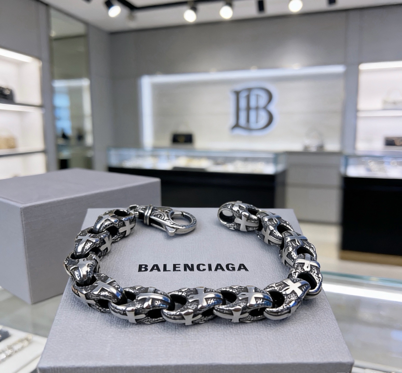 NO:860014,Batch. Original new product Balenciaga Bracelet Balenciaga Bracelet Counter Same Balenciaga Bracelet Men's hot model shipped Unique design avant-garde A must-have for men!  Retro old design, no oxidation or fading, fine jewelry, balenciaga, balenciaga, bracelet19860909批. 原单货新品 巴黎世家手链Balenciaga手链专柜一致巴黎世家手链 男士火爆款出货 设计独特 前卫 男士必备！复古做旧设计 任带不氧化不退色,饰品精品,balenciaga,balenciaga,bracelet,Jewelry