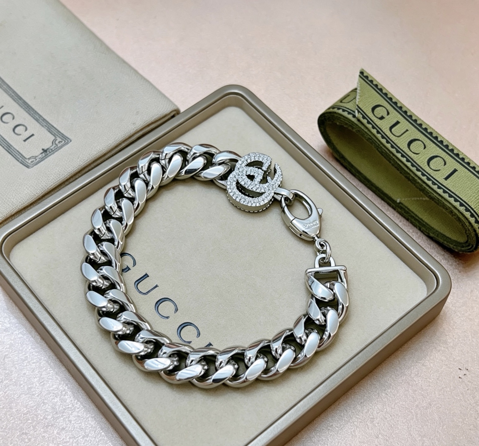NO:860025,Batch. 2026 latest release Gucci Gucci bracelet latest classic style exquisite no matter style or texture, it is absolutely top-notch feel. You can understand the original logo at a glance. Super nice. The best choice for matching clothes. A must-have artifact for men and women. Code number 18.19.20.21.22.23.24, fine jewelry, gucci, gucci, bracelet19860909批. 2026最新出炉 Gucci古驰手链最新款的经典款 精致无论款式 质感 都是绝对的顶尖feel 只要看一眼就懂了原版logo 超 nice 搭配衣服最佳的选择,男女同款必备神器 码数18.19.20.21.22.23.24,饰品精品,gucci,gucci,bracelet,Jewelry