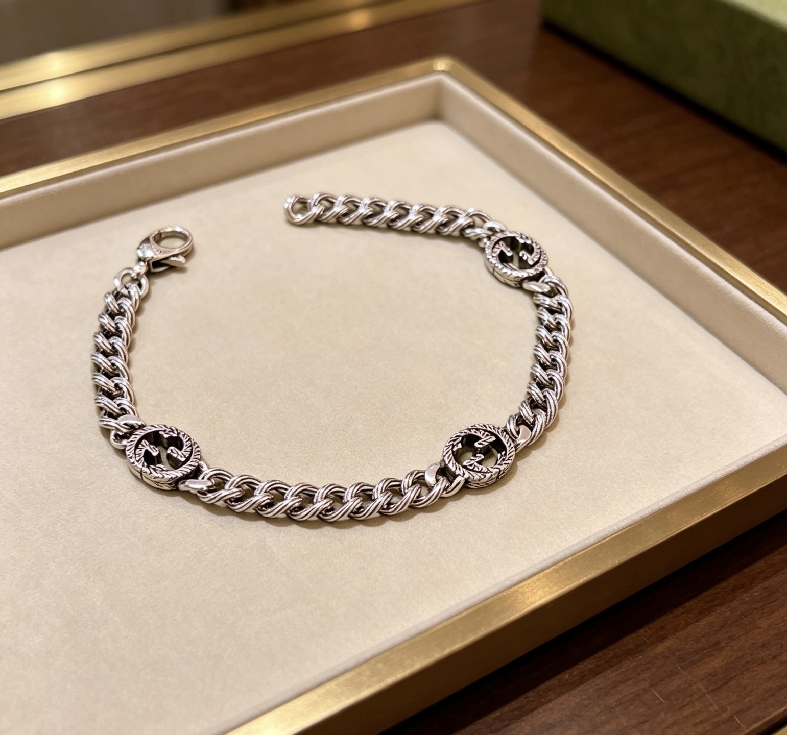 NO:860045,Batch. 2026 Latest Luxury Gucci Bracelet. High-end brand customization. The ceiling in the bracelet. Luxurious lineup design concept. Gucci Gucci Bracelet The latest classic model. Exquisite regardless of style and texture, it is the absolute top feel. You can understand the original logo at a glance. Super nice. Favorite choice for matching clothes. Same style for men and women. Must-have artifact. Size 18.20.22.24 cm. Boutique jewelry, gucci, gucci, bracelet.19860909批 . 2026最新出炉奢华古驰手链.高端品牌定制 手链中的天花板 豪华阵容设计理念 Gucci古驰手链最新款的经典款 精致无论款式 质感 都是绝对的顶尖feel 只要看一眼就懂了原版logo 超 nice 搭配衣服最喜欢选择,男女同款 必备神器 码数18.20.22.24厘米,饰品精品,gucci,gucci,bracelet,Jewelry