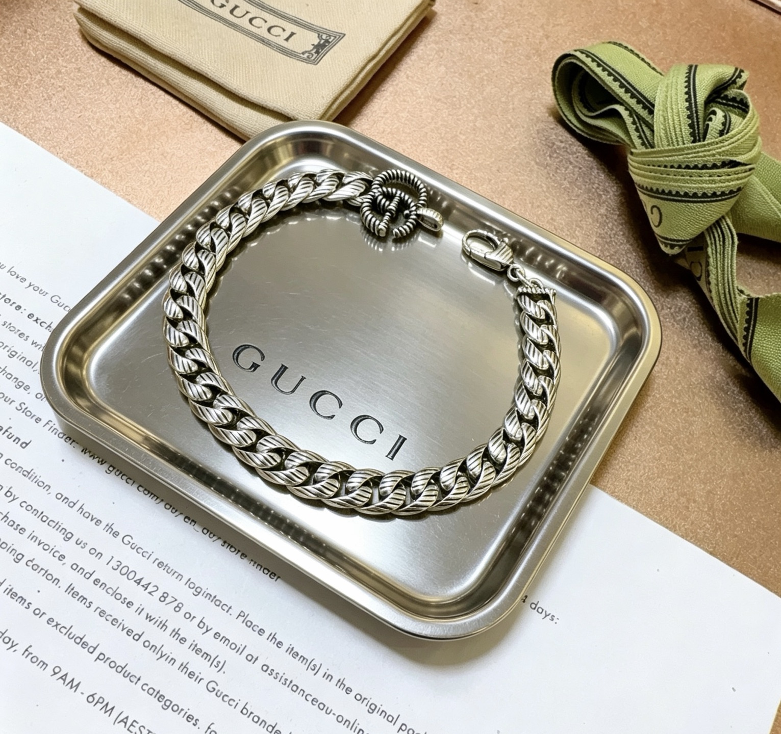 NO:860055,Batch. The latest Gucci bracelet is the latest classic model. It is exquisite regardless of style and texture. It is absolutely top-notch. You can understand the original logo at a glance. It is super nice. It is the best choice for matching clothes. It is a must-have artifact for men and women. Size 17.18.19.20.21.22.23 cm, fine jewelry, gucci, gucci, bracelet19860909批. 最新出炉 Gucci古驰手链最新款的经典款 精致无论款式 质感 都是绝对的顶尖feel 只要看一眼就懂了原版logo 超 nice 搭配衣服最佳的选择,男女同款必备神器 码数17.18.19.20.21.22.23厘米,饰品精品,gucci,gucci,bracelet,Jewelry
