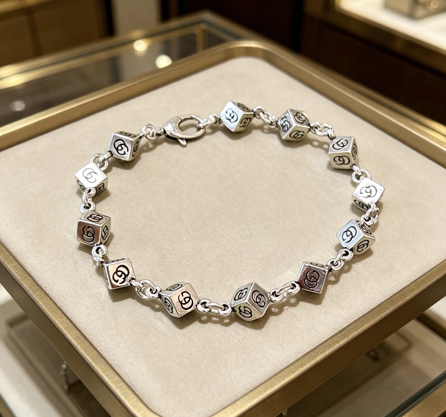 NO:860203,Batch. 2026 Latest Luxury Gucci Bracelet. High-end brand customization. The ceiling in the bracelet. Luxurious lineup design concept. Gucci Gucci Bracelet The latest classic model. Exquisite regardless of style and texture, it is the absolute top feel. You can understand the original logo at a glance. Super nice. Favorite choice for matching clothes. Same style for men and women. Must-have artifact. Size 18.20.22.24 cm. Boutique jewelry, gucci, gucci, bracelet.19860909批 . 2026最新出炉奢华古驰手链.高端品牌定制 手链中的天花板 豪华阵容设计理念 Gucci古驰手链最新款的经典款 精致无论款式 质感 都是绝对的顶尖feel 只要看一眼就懂了原版logo 超 nice 搭配衣服最喜欢选择,男女同款 必备神器 码数18.20.22.24厘米,饰品精品,gucci,gucci,bracelet,Jewelry