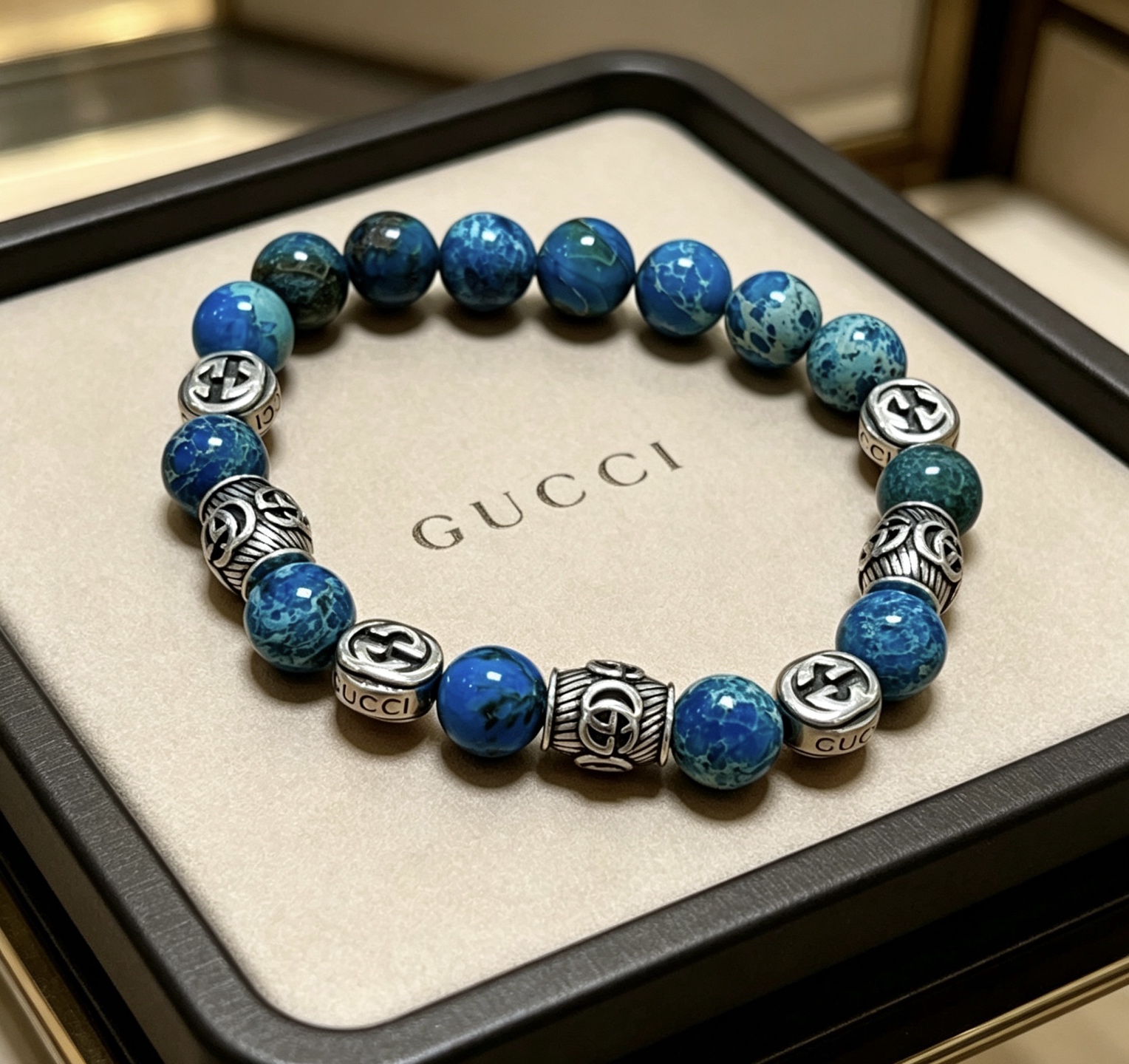 NO:860241,Batch Gucci bracelets for men and women. The latest snakeskin stone bracelets are of higher quality. Anger Forest series double-g crystal stone bracelets of the same style for celebrities. Size: 16-24 cm. Details are distressed. Non-market glossy version. Non-market ordinary ones. This one has been out. Best-selling model in Gucci. Very good to match clothes, fine jewelry, gucci, bracelet, snakeskin.19860909批 古驰手链男女同款 最新款蛇皮石手链档次更高明星同款Anger Forest系列双g水晶石手链 尺寸:16-24厘米 细节对版做旧处理 非市面亮面版型 非市面普通做这款一直在出 古驰里面热卖款 非常好搭配衣服,饰品精品,gucci,bracelet,snakeskin,Jewelry