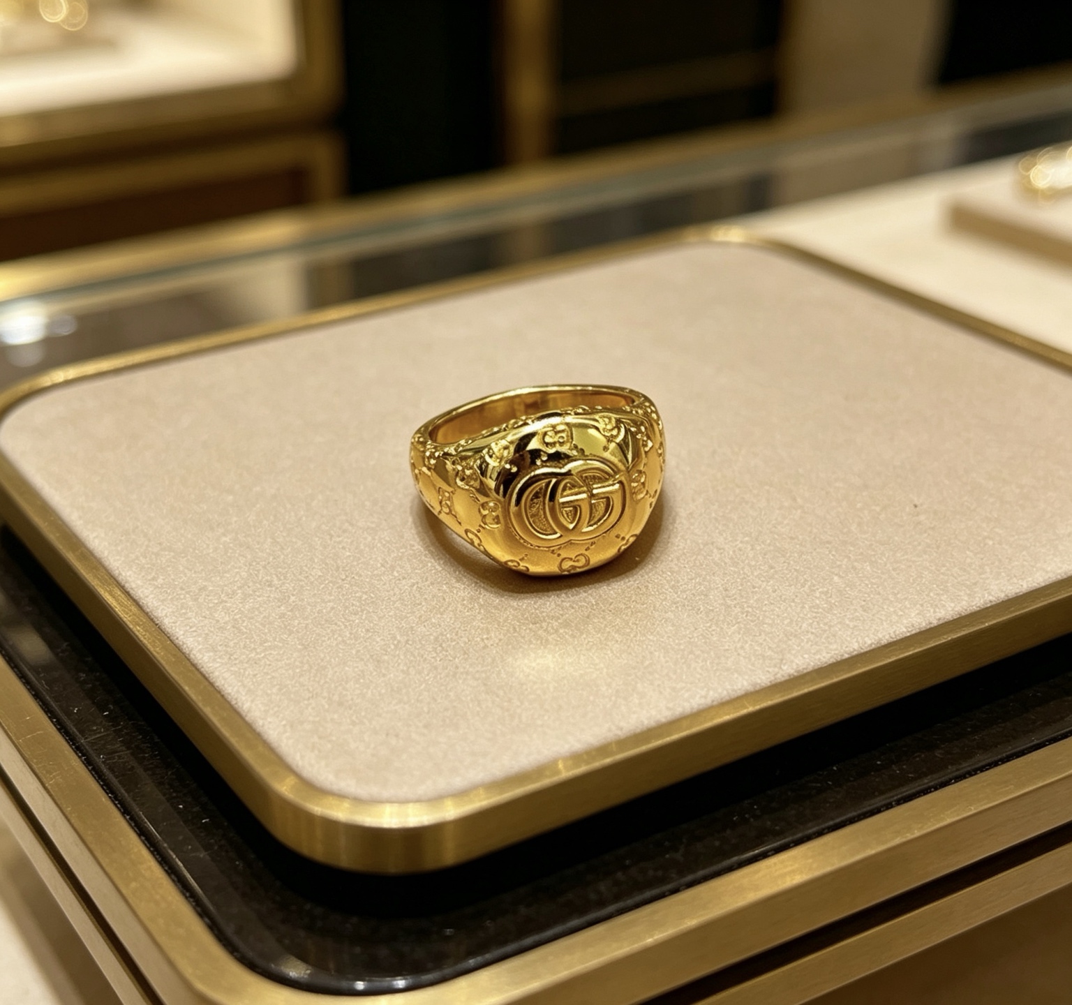 NO:860317,Batch. The latest style of Gucci ring has a higher grade. The same style as the star's Anger Forest series. Double G is purely handmade. Gucci ring. The details are hand-made. The glossy version is always on sale. It is the best-selling model in Gucci. It goes very well with trendy clothes. The size is 6, 7, 8, 9, 10, 11, fine jewelry, gucci, ring.19860909批.古驰戒指最新款款式档次更高明星同款Anger Forest系列双G纯手工制作工艺 古驰戒指 细节对版纯手工处理 亮面版型 这款一直在出 古驰里面热卖款 非常好搭配潮流衣服码数美6 7 8 9 10 11,饰品精品,gucci,ring,Jewelry