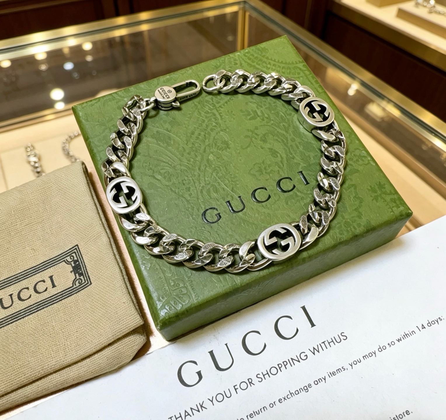 。 最新出炉土豪版手链 认准细节链身闪沙效果  独家高品质🌼 Gucci古驰手链最新款的经典款 精致无论