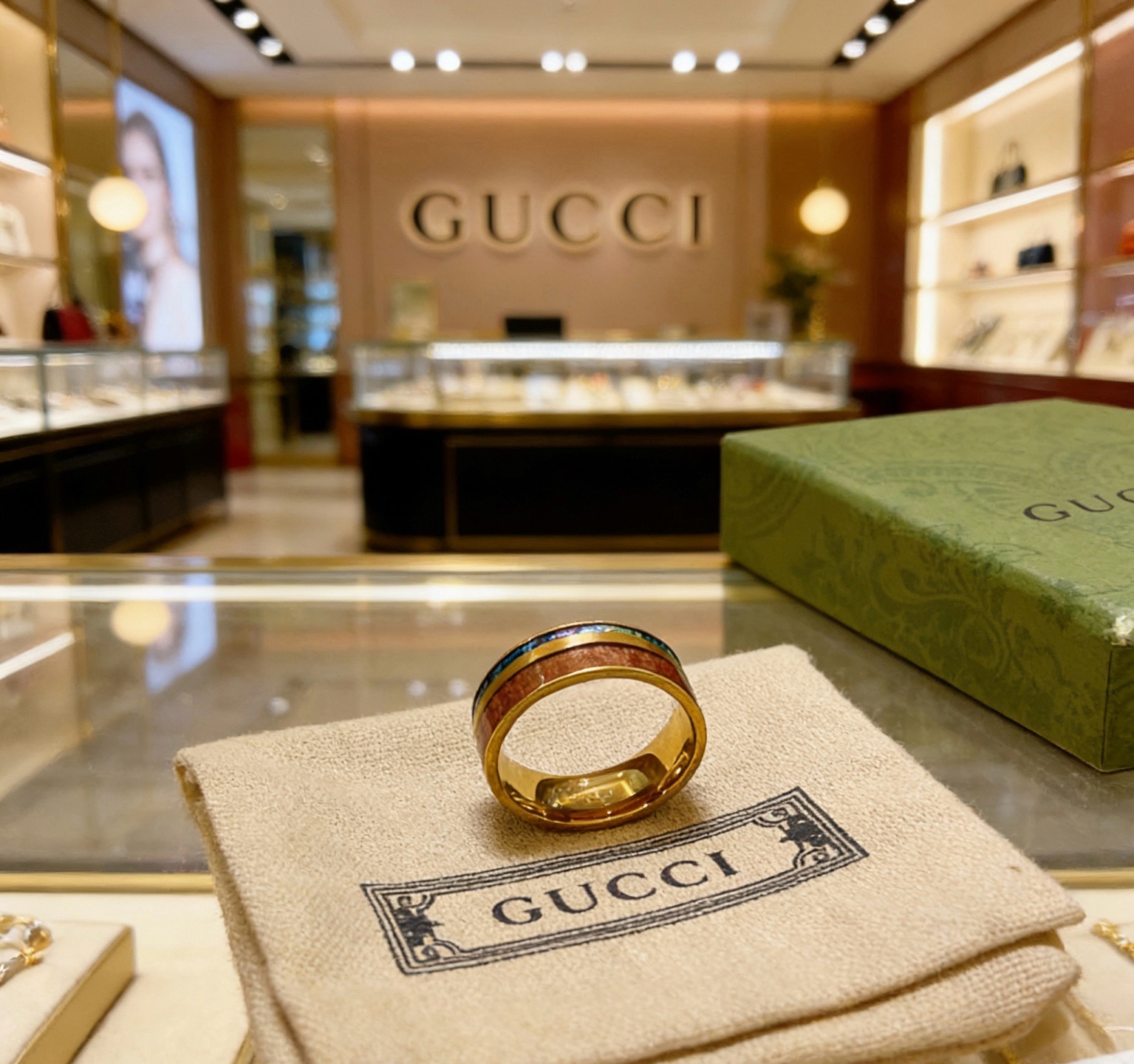 NO:879836,Batch. The latest style of Gucci ring is of higher quality. The same style as the star's Anger Forest series v gold texture double G. Pure handmade craftsmanship. Gucci ring. Detail matching is purely handmade. Non-market glossy version. This one has been out. The best-selling model in Gucci. Very good to match with trendy clothes. The size is 6 7 8 9 10 11. Couple rings of the same style for men and women, jewelry boutique, gucci, ring19860909批.古驰戒指最新款款式档次更高明星同款Anger Forest系列v金质感双G纯手工制作工艺 古驰戒指 细节对版纯手工处理 非市面亮面版型 这款一直在出 古驰里面热卖款 非常好搭配潮流衣服码数美6 7 8 9 10 11 男女同款情侣戒指,饰品精品,gucci,ring,Jewelry