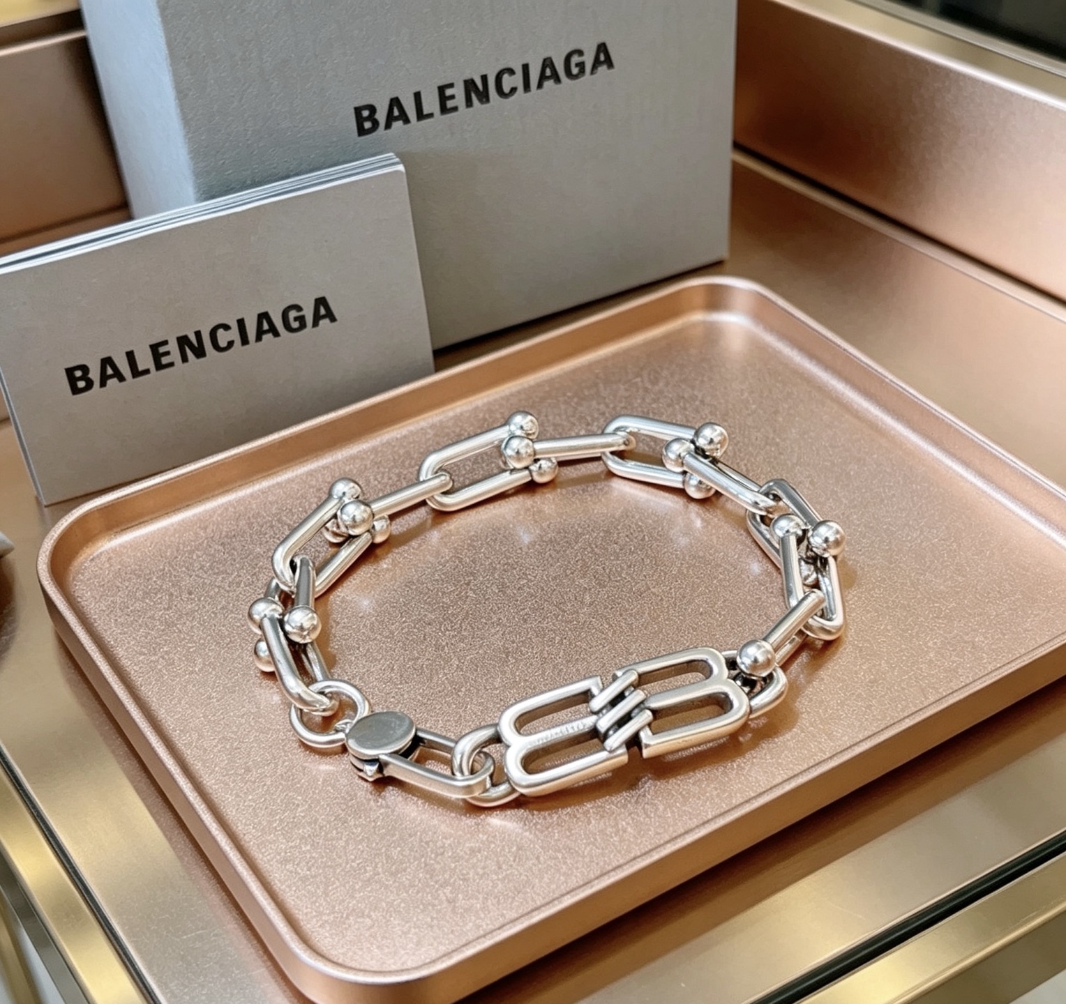 NO:879840,Batch. Original new product Balenciaga Balenciaga Bracelet Counter Same Balenciaga Bracelet Men's hot model shipped Unique design avant-garde A must-have for men and women!  Size 18.20.22cm, fine jewelry, balenciaga, balenciaga, bracelet19860909批. 原单货新品 巴黎世家 Balenciaga手链专柜一致巴黎世家手链 男士火爆款出货 设计独特 前卫 男女必备！码数18.20.22cm,饰品精品,balenciaga,balenciaga,bracelet,Jewelry