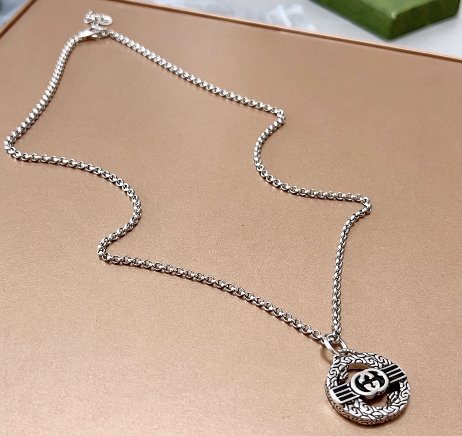 NO:879845,The latest series of Gucci necklaces has a higher grade chain. The same style as the Anger Forest series double G Gucci necklace for celebrities. A hot product. The details are distressed. The shiny version is not available in the market. This model has been on sale. It is a best-selling model in Gucci. It is very suitable for trendy clothes, high-quality jewelry, gucci, and necklaces.19860909批 古驰项链最新款系列链条档次更高明星同款Anger Forest系列双G古驰项链 爆品来袭 细节对版做旧处理 非市面亮面版型 这款一直在出 古驰里面热卖款 非常好搭配潮流衣服,饰品精品,gucci,necklace,Jewelry
