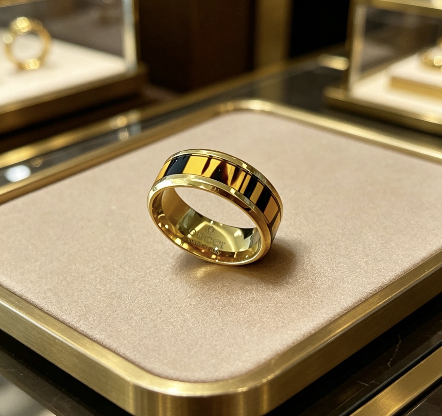 NO:879847,Batch. The latest style of Gucci ring is of higher quality. The same style as the star's Anger Forest series v gold texture double G. Pure handmade craftsmanship. Gucci ring. Detail matching is purely handmade. Non-market glossy version. This one has been out. The best-selling model in Gucci. Very good to match with trendy clothes. The size is 6 7 8 9 10 11. Couple rings of the same style for men and women, jewelry boutique, gucci, ring19860909批.古驰戒指最新款款式档次更高明星同款Anger Forest系列v金质感双G纯手工制作工艺 古驰戒指 细节对版纯手工处理 非市面亮面版型 这款一直在出 古驰里面热卖款 非常好搭配潮流衣服码数美6 7 8 9 10 11 男女同款情侣戒指,饰品精品,gucci,ring,Jewelry