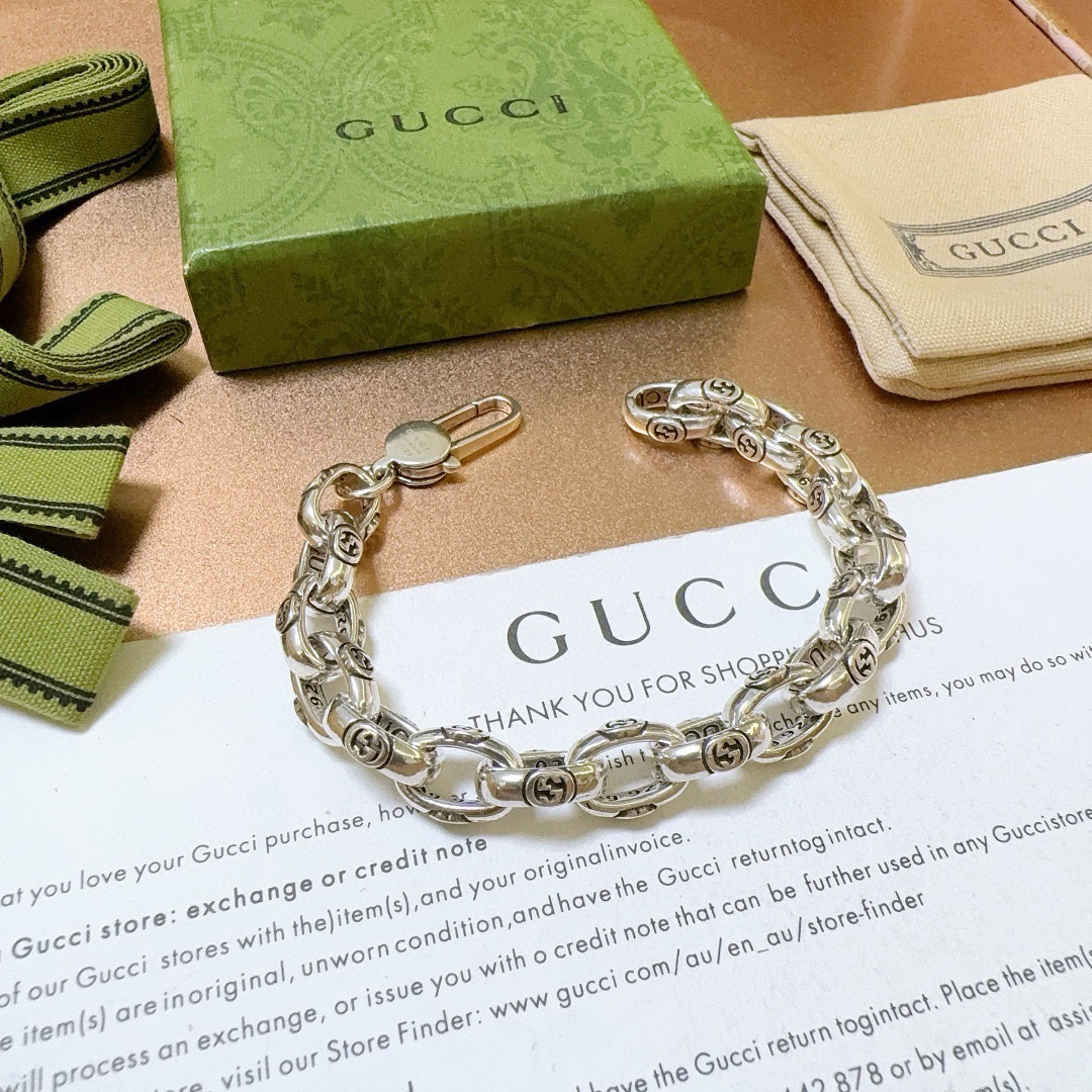 。 最新出炉🌼 Gucci古驰手链最新款的经典款 精致无论款式 质感 都是绝对的顶尖feel 只要看一眼