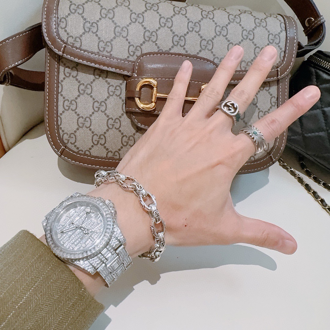 。 最新出炉🌼 Gucci古驰手链最新款的经典款 精致无论款式 质感 都是绝对的顶尖feel 只要看一眼