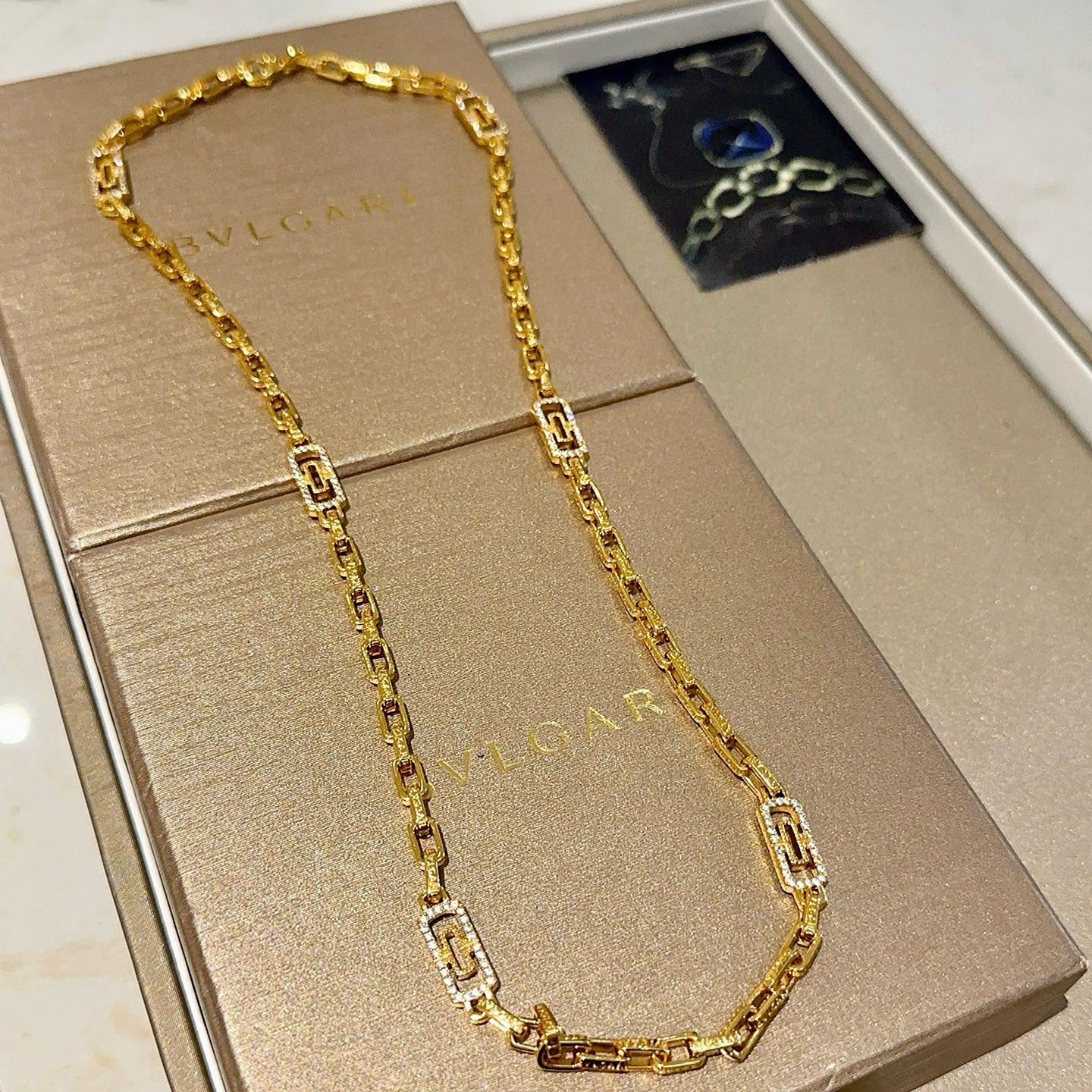 NO:879854,Batch. Bulgari necklace V gold material BVLGARI BVLGARI DIVAS’ DREAM series The appearance is perfect, the details are invincible, the unique color is completely impeccable, and it is decorated with a classic ring shape design, which is simple yet elegant and eye-catching. The combination of V gold is more elegant, and the upper body is elegant and attractive. Same style for men and women. Bulgari necklaces, jewelry boutiques, bottega veneta, bvlgari, bvlgari, necklace19860909批.宝格丽项链V金材质 BVLGARI宝格丽 DIVAS‘ DREAM 系列 品相完美,细节无敌,那种独特的色泽完全无可挑剔,再缀以经典指环外形设计,简约之余却又优雅夺目,V金的组合更显气色,上身雅致动人.男女同款 宝格丽项链,饰品精品,bottega veneta,bvlgari,bvlgari,necklace,Jewelry