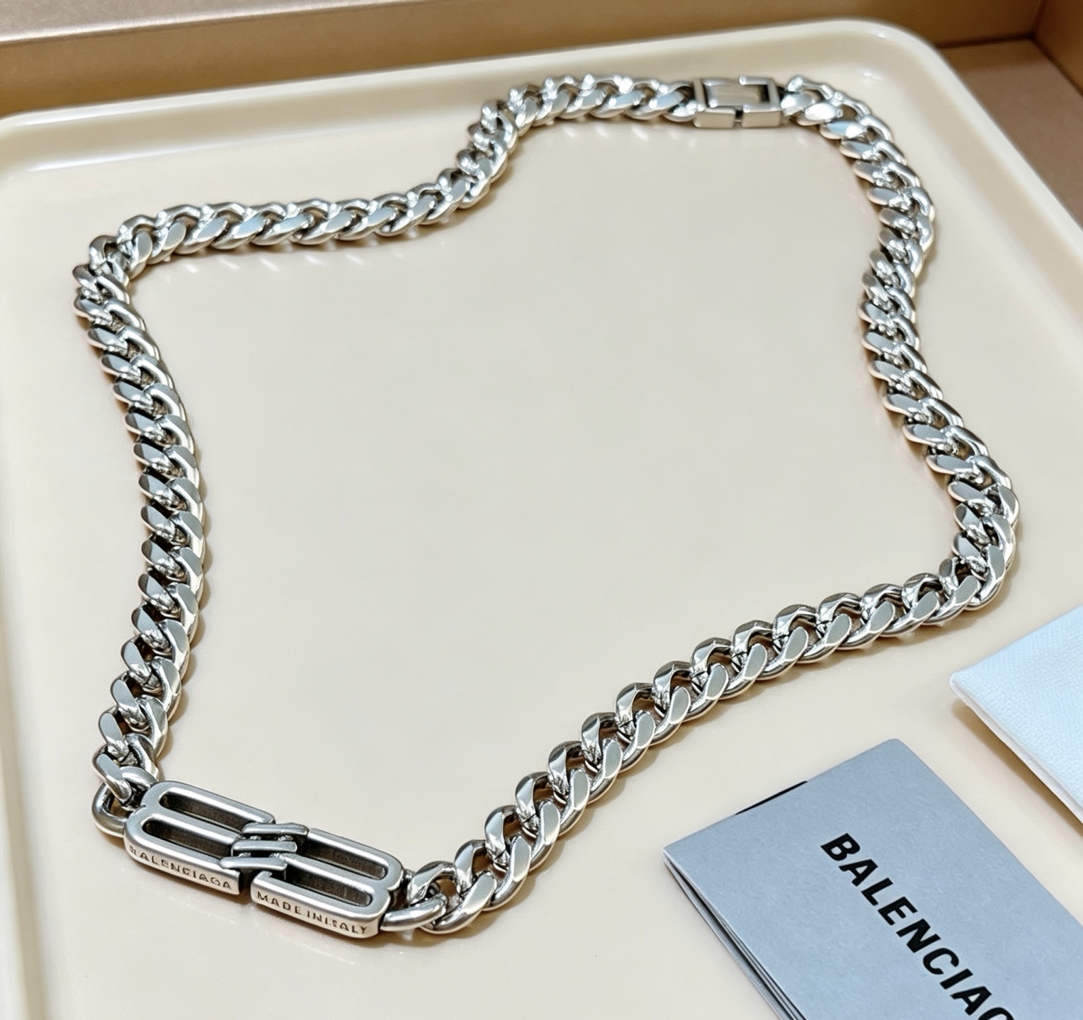 NO:879860,Batch original single goods new products Balenciaga necklace Balenciaga new necklace counter consistent fine details workmanship every detail process in place fine design craftsmanship hot models shipped unique design retro style Balenciaga necklace, jewelry boutique, balenciaga, balenciaga, necklace19860909批 原单货新品 巴黎世家项链 Balenciaga 新款项链专柜一致 细节做工精细 每个细节流程到位 设计工艺精细 火爆款出货 设计独特 复古风格 巴黎世家项链,饰品精品,balenciaga,balenciaga,necklace,Jewelry