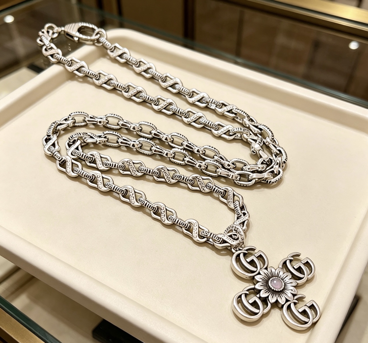 NO:879844,Batch, it’s so handsome. Gucci necklace 2026 latest chain has a higher grade. The same classic model for celebrities. Anger Forest series double G Gucci necklace. The details are distressed. The shiny version is not available in the market. This one has been out. It is a best-selling model in Gucci. It is very good to match trendy clothes, fine jewelry, gucci, necklace.19860909批 太帅啦 古驰项链2026最新款链条档次更高明星同款经典款Anger Forest系列双G古驰项链 细节对版做旧处理 非市面亮面版型 这款一直在出 古驰里面热卖款 非常好搭配潮流衣服,饰品精品,gucci,necklace,Jewelry