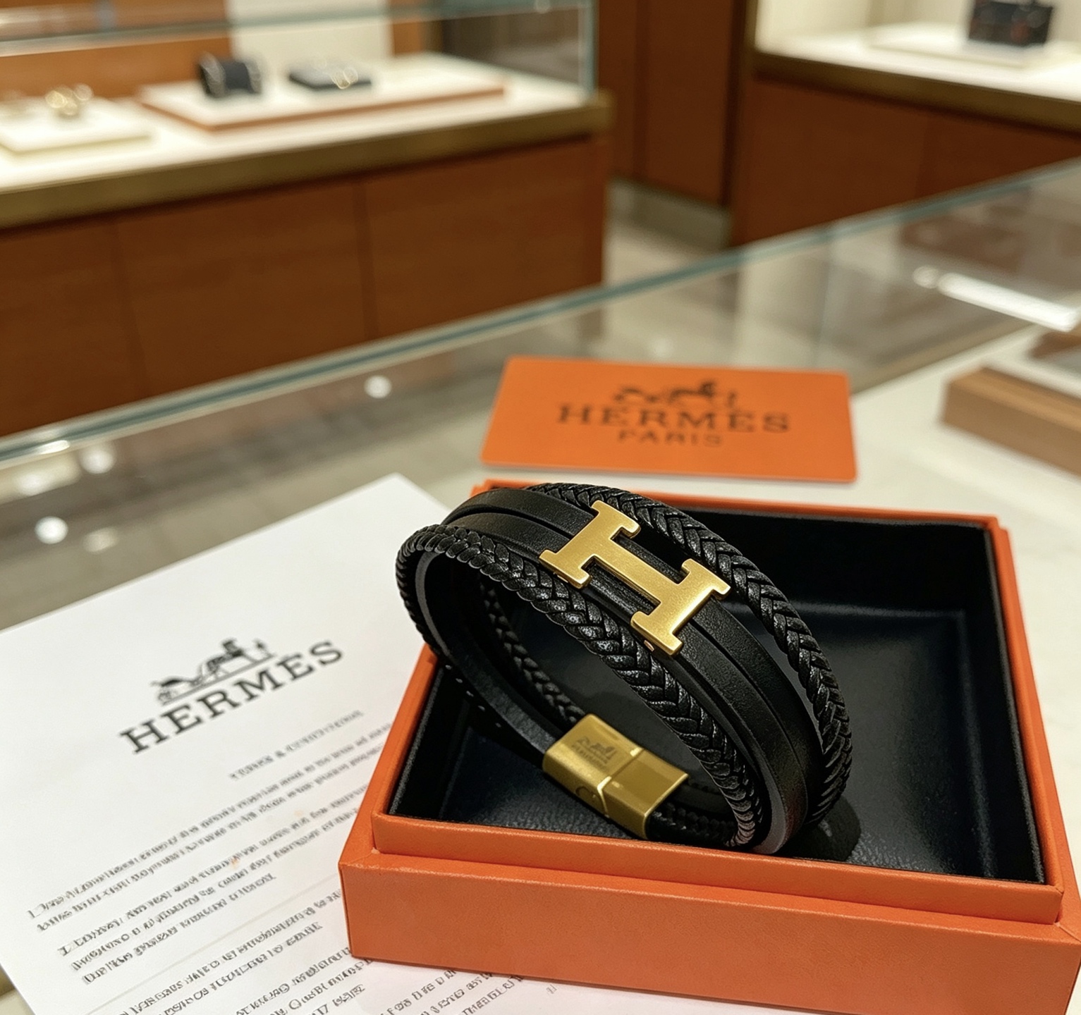 NO:879848,Batch New Product Release Hermès Leather Cord Bracelet The latest model of pure handmade leather material is of higher quality. The same style as the star Anger Forest series Hermès bracelet classic series 18k gold bracelet bracelet. The details are distressed. The non-market sand surface version. This one has been out. The best-selling model in Hermès. It is very good to match trendy clothes, high-quality jewelry, hermes, and bracelets.19860909批 新品发售 爱马仕皮绳手环最新款纯手工皮材质档次更高明星同款Anger Forest系列爱马仕手链经典款系列18k金手链手绳 细节对版做旧处理 非市面沙面版型 这款一直在出 爱马仕里面热卖款 非常好搭配潮流衣服,饰品精品,hermes,bracelet,Jewelry
