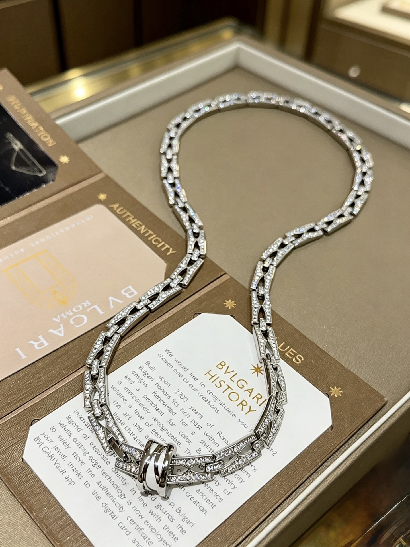 NO:879853,Batch Bulgari necklace made of V gold. Full diamond series BVLGARI DIVAS’ DREAM series. Perfect appearance, unparalleled details. The unique color is completely impeccable. It is decorated with a classic ring shape design. It is simple yet elegant and eye-catching. The combination of 18K gold is more elegant and elegant. Same style for men and women. Bvlgari necklace, boutique jewelry, bottega  veneta,bvlgari,bvlgari,necklace19860909批 宝格丽项链V金材质 .满钻系列BVLGARI宝格丽 DIVAS‘ DREAM 系列 品相完美,细节无敌,那种独特的色泽完全无可挑剔,再缀以经典指环外形设计,简约之余却又优雅夺目,18K金的组合更显气色,上身雅致动人.男女同款 宝格丽项链,饰品精品,bottega veneta,bvlgari,bvlgari,necklace,Jewelry