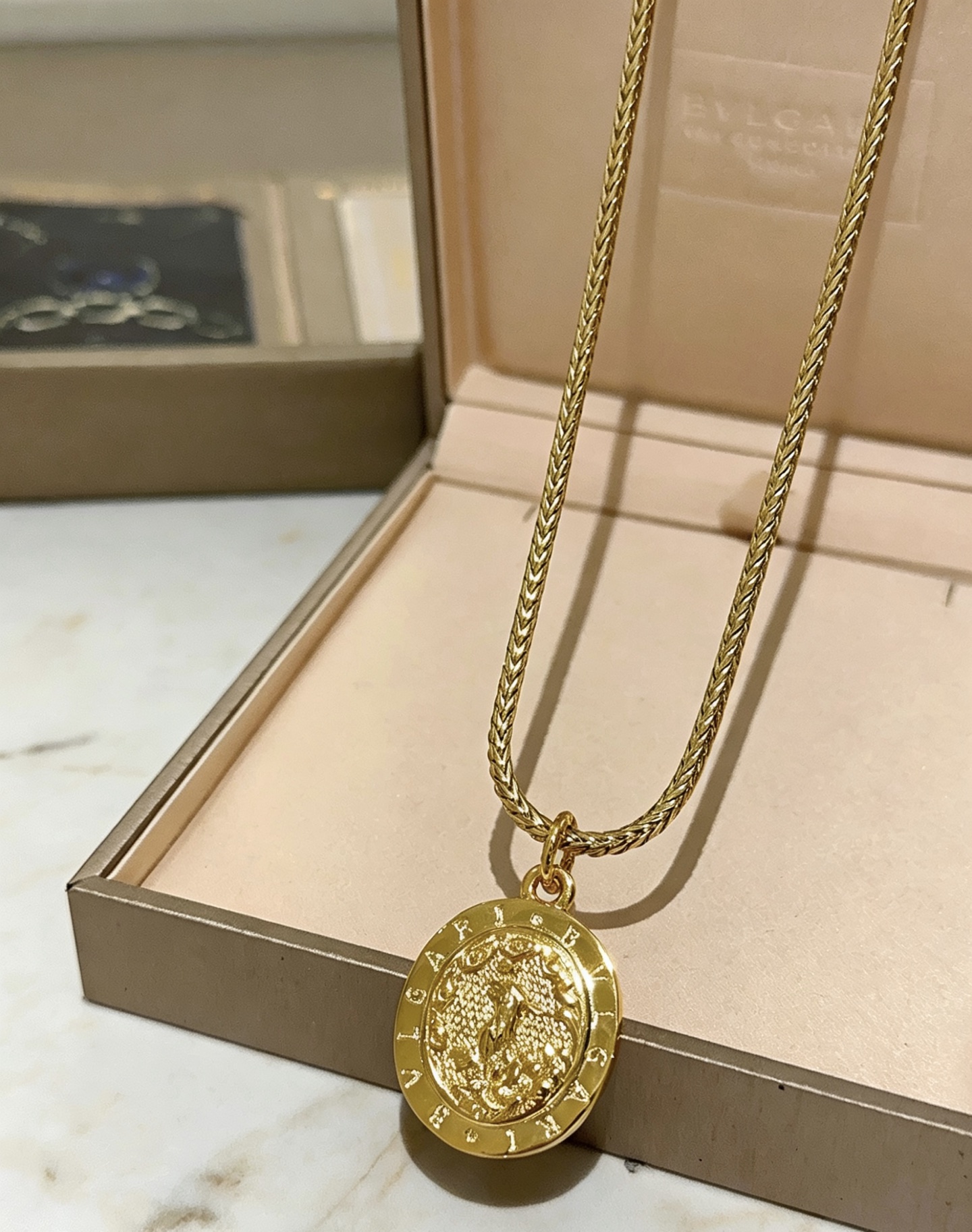 NO:879856,Batch Bulgari necklace V gold material. BVLGARI BVLGARI DIVAS' DREAM series. Perfect appearance, unparalleled details, the unique color is completely impeccable, and is decorated with a classic ring shape design. It is simple yet elegant and eye-catching. The combination of 18K gold is more elegant and elegant. Same style for men and women. Bvlgari necklace, fine jewelry, Bottega Veneta, bvlgari, bvlgari, necklace19860909批 宝格丽项链V金材质 .BVLGARI宝格丽 DIVAS‘ DREAM 系列 品相完美,细节无敌,那种独特的色泽完全无可挑剔,再缀以经典指环外形设计,简约之余却又优雅夺目,18K金的组合更显气色,上身雅致动人.男女同款 宝格丽项链,饰品精品,bottega veneta,bvlgari,bvlgari,necklace,Jewelry