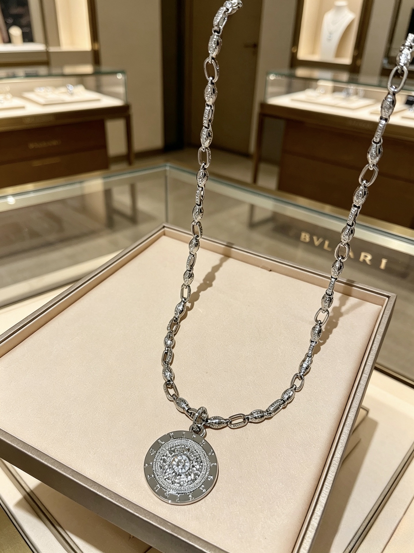 NO:879862,Batch Bulgari necklace V gold material. BVLGARI BVLGARI DIVAS' DREAM series. Perfect appearance, unparalleled details, the unique color is completely impeccable, and is decorated with a classic ring shape design. It is simple yet elegant and eye-catching. The combination of 18K gold is more elegant and elegant. Same style for men and women. Bvlgari necklace, fine jewelry, Bottega Veneta, bvlgari, bvlgari, necklace19860909批 宝格丽项链V金材质 .BVLGARI宝格丽 DIVAS‘ DREAM 系列 品相完美,细节无敌,那种独特的色泽完全无可挑剔,再缀以经典指环外形设计,简约之余却又优雅夺目,18K金的组合更显气色,上身雅致动人.男女同款 宝格丽项链,饰品精品,bottega veneta,bvlgari,bvlgari,necklace,Jewelry
