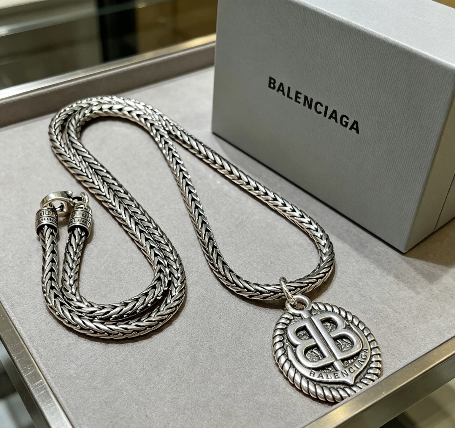 NO:879843,Batch original single goods new products Balenciaga necklace Balenciaga new necklace counter consistent fine details workmanship every detail process in place fine design craftsmanship hot models shipped unique design retro style Balenciaga necklace, jewelry boutique, balenciaga, balenciaga, necklace19860909批 原单货新品 巴黎世家项链 Balenciaga 新款项链专柜一致 细节做工精细 每个细节流程到位 设计工艺精细 火爆款出货 设计独特 复古风格 巴黎世家项链,饰品精品,balenciaga,balenciaga,necklace,Jewelry