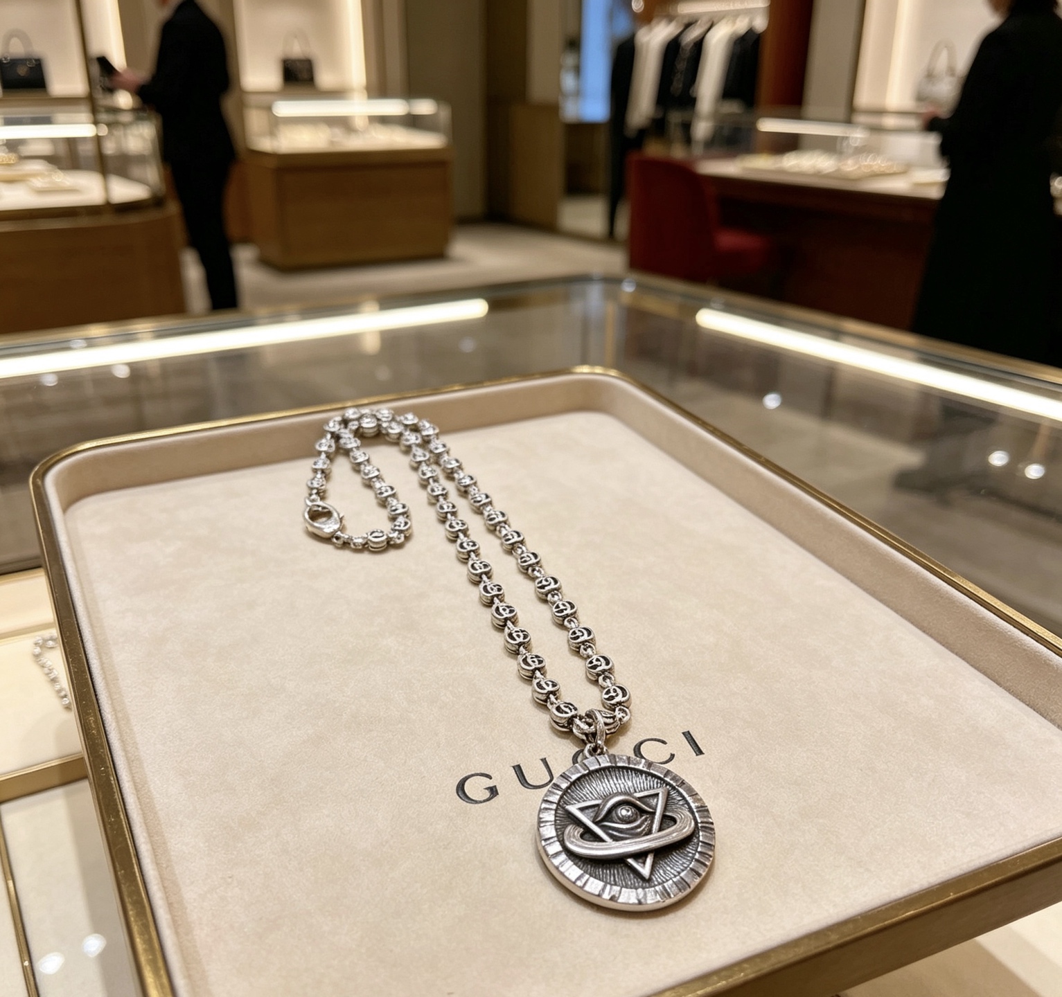 NO:879846,Batch. Gucci necklace retro material imported customization retro high-end boutique chain Gucci necklace, personalized customization is considered to help heal the body and mind and bring fresh, happy energy. The retro Gucci inspiration has more connotation and is the light of wealth, which helps attract wealth energy and bring lucky energy. It is high-end and elegant, fashionable and has a fresh sense of life., jewelry boutique, gucci, necklace19860909批. 古驰项链复古材质 进口定制 复古高端精品链条古驰项链,个性定制被认为可以辅助治愈身心带来清新,快活的能量复古古驰灵感更有内涵亦是财富之光有助于吸引财富能量,带来幸运的能量.高级优雅不俗,时尚又带一种清新的生命感.,饰品精品,gucci,necklace,Jewelry