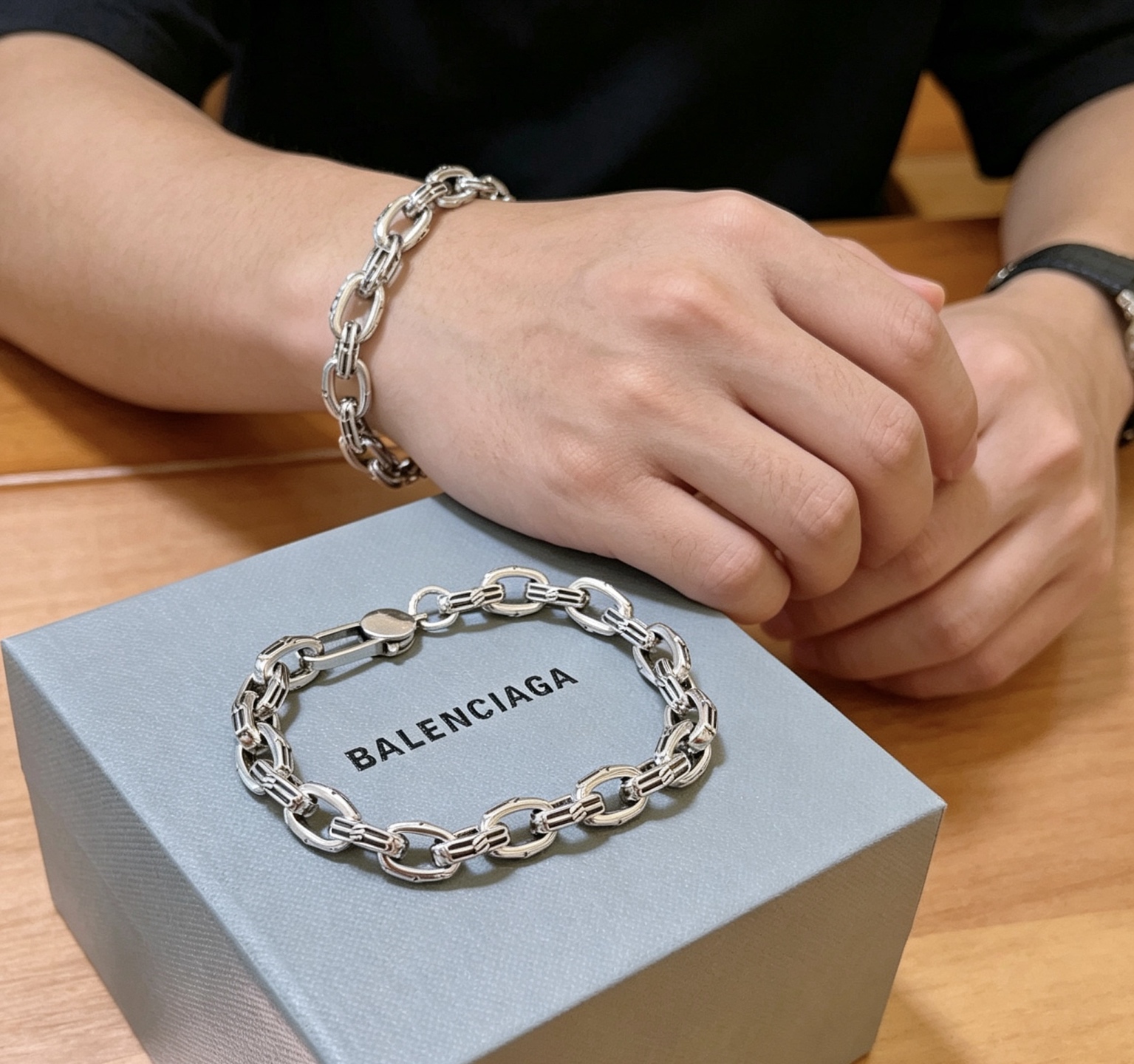 原单货🔹🔹新品 巴黎世家 Balenciaga手链🔹专柜一致巴黎世家手链 男士火爆款出货 设计独特 前卫