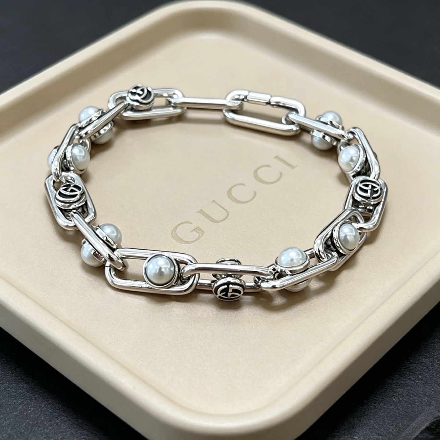 NO:879867,Batch. 2026 latest luxury Gucci bracelet. High-end brand customization. The ceiling in the bracelet. Luxurious lineup design concept. Gucci Gucci bracelet, the latest classic model. Exquisite regardless of style and texture, it is absolutely top-notch. You can understand the original logo at a glance. Super nice. Favorite choice for matching clothes. Same style for men and women. Must-have artifact, boutique jewelry, gucci, gucci, bracelet19860909批 . 2026最新出炉奢华古驰手链.高端品牌定制 手链中的天花板 豪华阵容设计理念 Gucci古驰手链最新款的经典款 精致无论款式 质感 都是绝对的顶尖feel 只要看一眼就懂了原版logo 超 nice 搭配衣服最喜欢选择,男女同款 必备神器,饰品精品,gucci,gucci,bracelet,Jewelry