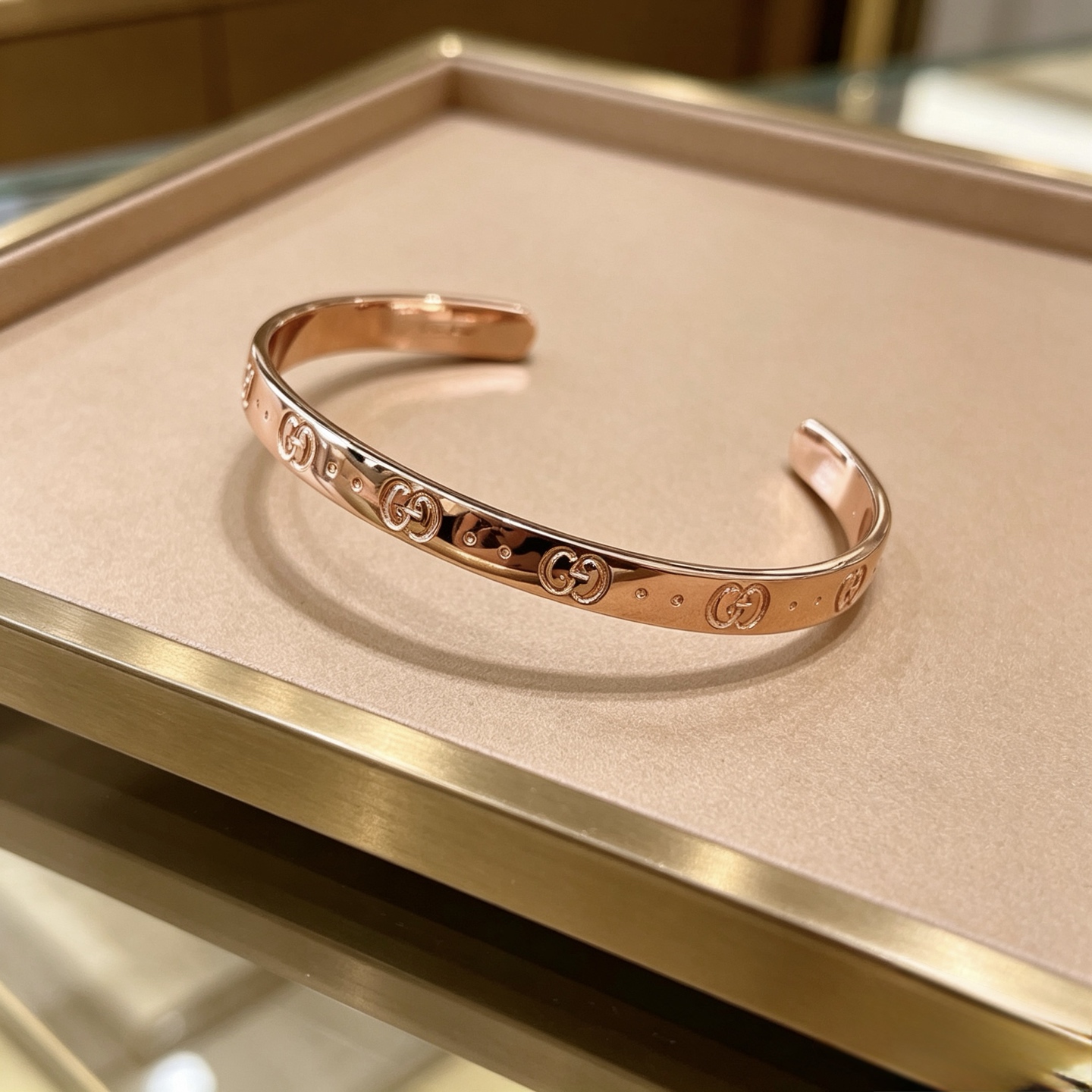 NO:879869,Batch. Gucci bracelets and bracelets are unique and charming. The latest bracelets are of a higher grade. The same model as the star's Anger Forest series. Double G classic series. Widened and high-quality Gucci bracelets. The details are distressed. The glossy version is not available in the market. This one has been released. It is a best-selling model in Gucci. It goes well with trendy clothes, high-quality jewelry, gucci, and bracelets.19860909批.古驰手镯手环独特魅力十足最新款手镯 档次更高明星同款Anger Forest系列双G经典款系列加宽高品质古驰手环 细节对版做旧处理 非市面亮面版型 这款一直在出 古驰里面热卖款 非常好搭配潮流衣服,饰品精品,gucci,bracelet,Jewelry