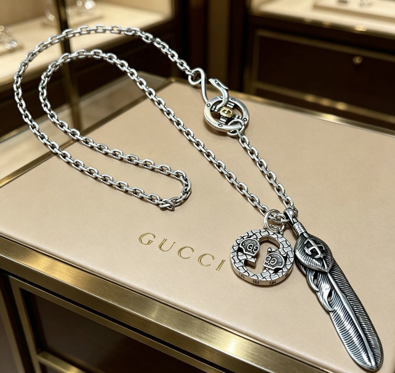 NO:879871,The latest Gucci necklace has a higher grade. The same Anger Forest series double G classic necklace for celebrities. European and American fashion and casual style series. Gucci series retro silver necklace. The chain length is 60 cm. The details are distressed. The shiny version is not available in the market. This one has been out. It is a best-selling model in Gucci. It goes well with trendy clothes, fine jewelry, gucci, and necklace.19860909批古驰项链最新款链条档次更高明星同款Anger Forest系列双G经典款项链欧美时尚休闲风系列古驰系列复古银项链 链长60厘米 细节对版做旧处理 非市面亮面版型 这款一直在出 古驰里面热卖款 非常好搭配潮流衣服,饰品精品,gucci,necklace,Jewelry