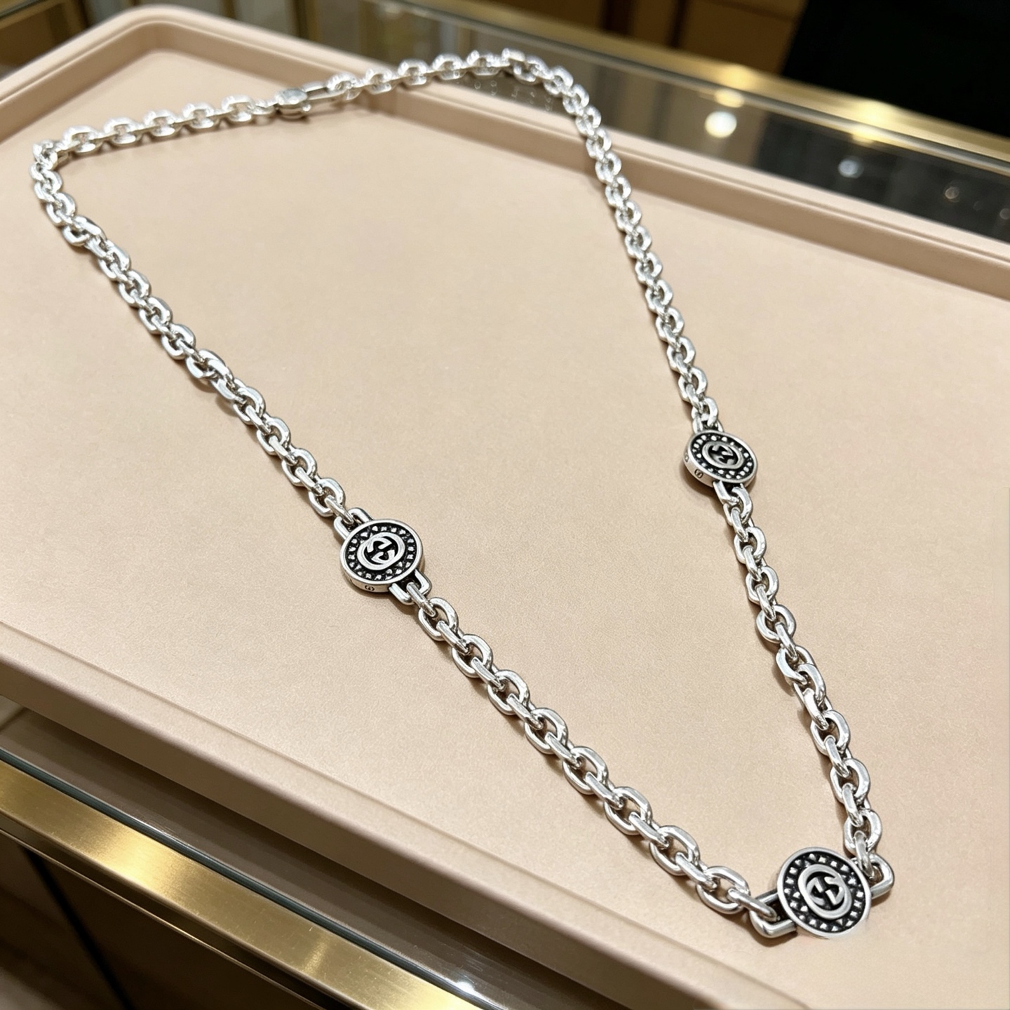NO:879875,The latest Gucci necklace has a higher grade. The same Anger Forest series double G classic necklace for celebrities. European and American fashion and casual style series. Gucci series retro silver necklace. The chain length is 60 cm. The details are distressed. The shiny version is not available in the market. This one has been out. It is a best-selling model in Gucci. It goes well with trendy clothes, fine jewelry, gucci, and necklace.19860909批古驰项链最新款链条档次更高明星同款Anger Forest系列双G经典款项链欧美时尚休闲风系列古驰系列复古银项链 链长60厘米 细节对版做旧处理 非市面亮面版型 这款一直在出 古驰里面热卖款 非常好搭配潮流衣服,饰品精品,gucci,necklace,Jewelry