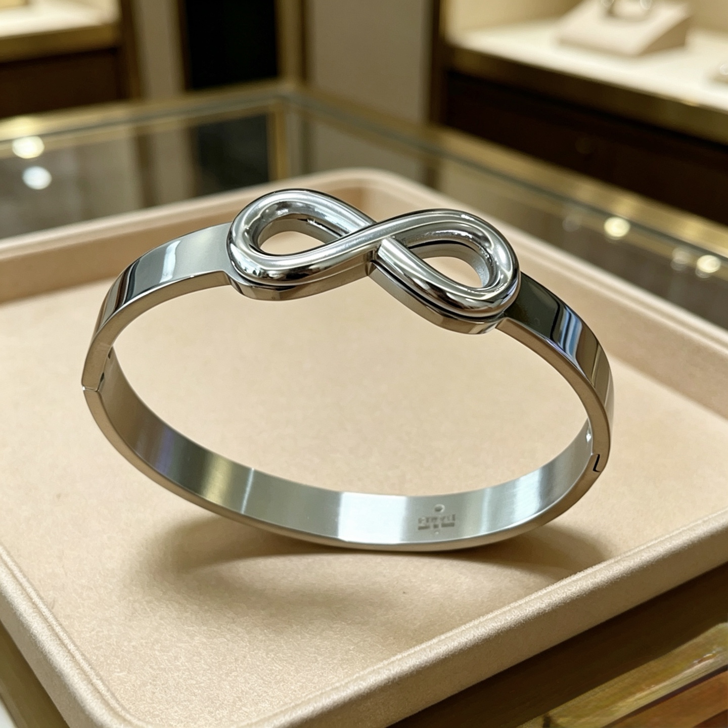 NO:879877,Batch. Gucci bracelets are unique and charming. The latest bracelets are of a higher grade. The same style as the star Anger Forest series. Double G classic series. Retro silver widened and high quality Gucci bracelets. The details are distressed. The shiny version is not available in the market. This one has been on the market. It is a best-selling model in Gucci. It is very good to match with trendy clothes, high-quality jewelry, gucci, and bracelets.19860909批.古驰手镯手环独特魅力十足最新款手镯 档次更高明星同款Anger Forest系列双G经典款系列复古银加宽高品质古驰手环 细节对版做旧处理 非市面亮面版型 这款一直在出 古驰里面热卖款 非常好搭配潮流衣服,饰品精品,gucci,bracelet,Jewelry