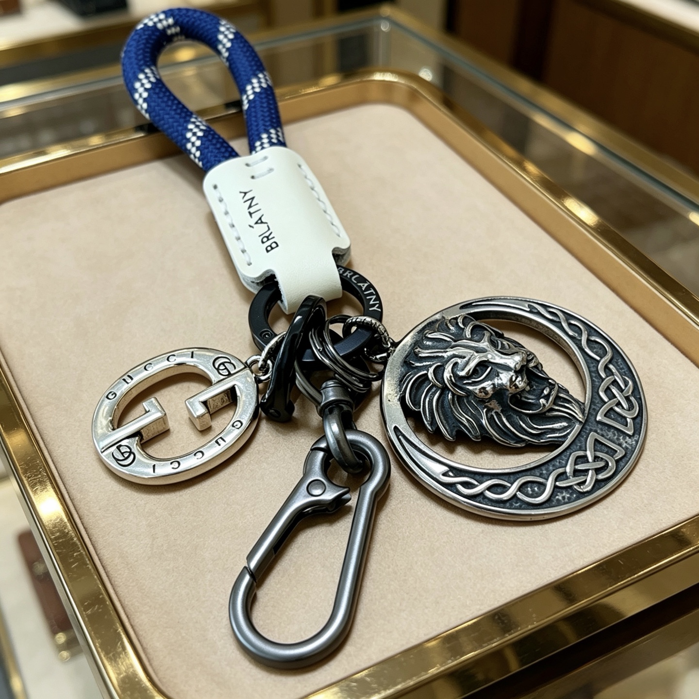 NO:879879,Batch of new product releases Gucci keychains Gucci bag buckles The latest bag charms are of higher quality Stars have the same style Anger Forest series Double G classic models co-branded design concept keychain series The details are distressed and not available in the market Glossy version This one has been out The best-selling model in Gucci Very good match with trendy backpacks, jewelry boutiques, gucci, backpacks, keychain19860909批新品发布 古驰钥匙扣 古驰包包扣 最新款包包挂饰档次更高明星同款Anger Forest系列双G经典款联名设计理念钥匙扣系列 细节对版做旧处理 非市面亮面版型 这款一直在出 古驰里面热卖款 非常好搭配潮流背包,饰品精品,gucci,backpacks,keychain,Jewelry