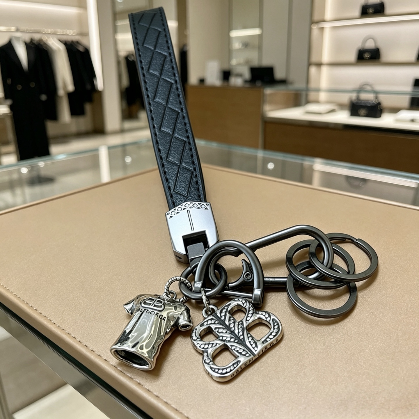 NO:879866,The first batch of new products released Balenciaga bag charm keychain Balenciaga keychain The latest bag charms are of a higher grade and are the same style as celebrities Classic co-branded design concept keychain series The details are distressed and not available in the market Glossy version This one has been on the market. The best-selling model in Balenciaga. Very good match with trendy backpacks, jewelry boutiques, balenciaga, backpacks, keychain19860909批新品发布 巴黎世家包包挂饰钥匙扣 巴黎世家钥匙扣 最新款包包挂饰档次更高明星同款 经典款联名设计理念钥匙扣系列 细节对版做旧处理 非市面亮面版型 这款一直在出 巴黎世家里面热卖款 非常好搭配潮流背包,饰品精品,balenciaga,backpacks,keychain,Jewelry