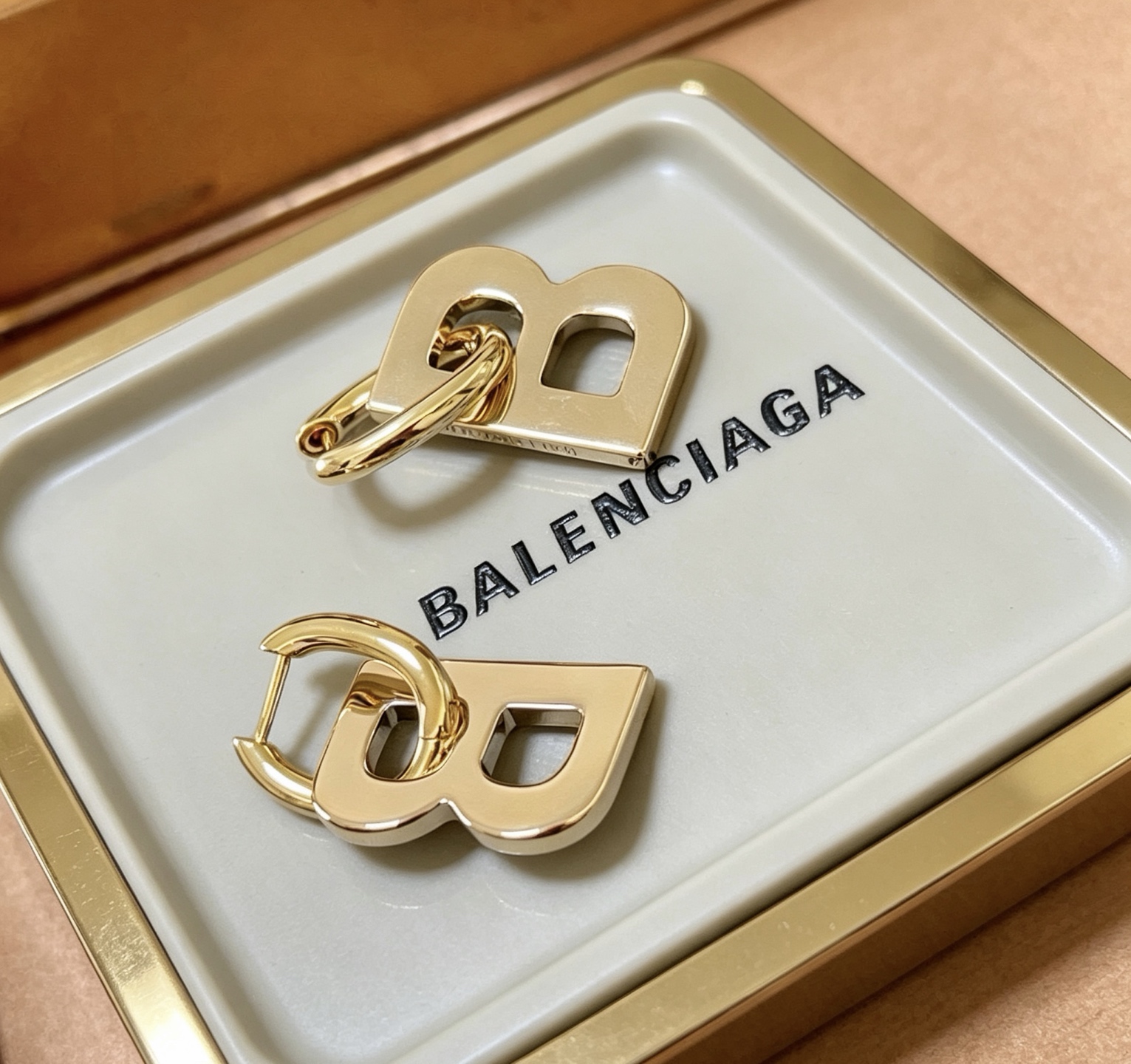 NO:879870,Batch BALENCIAGA Balenciaga earrings, king series, counter synchronization update, simple hoop superimposed shape earrings, classic style matching, full design sense, perfect for matching clothes, jewelry boutique, balenciaga, balenciaga, earrings19860909批 BALENCIAGA 巴黎世家耳钉 王炸系列 专柜同步 更新 简约圈口叠加造型耳环 经典造型搭配 设计感十足 搭配衣服绝绝子,饰品精品,balenciaga,balenciaga,earrings,Jewelry