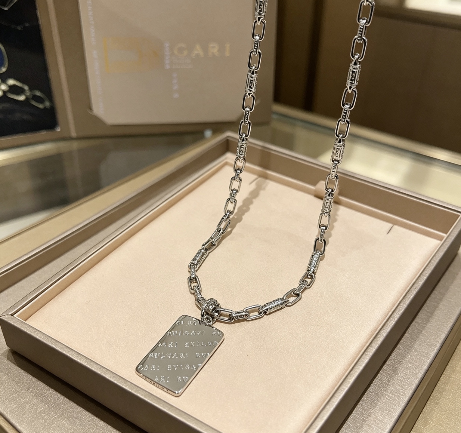 NO:879902,Batch Bulgari necklace V gold material. BVLGARI BVLGARI DIVAS' DREAM series. Perfect appearance, unparalleled details, the unique color is completely impeccable, and is decorated with a classic ring shape design. It is simple yet elegant and eye-catching. The combination of 18K gold is more elegant and elegant. Same style for men and women. Bvlgari necklace, fine jewelry, Bottega Veneta, bvlgari, bvlgari, necklace19860909批 宝格丽项链V金材质 .BVLGARI宝格丽 DIVAS‘ DREAM 系列 品相完美,细节无敌,那种独特的色泽完全无可挑剔,再缀以经典指环外形设计,简约之余却又优雅夺目,18K金的组合更显气色,上身雅致动人.男女同款 宝格丽项链,饰品精品,bottega veneta,bvlgari,bvlgari,necklace,Jewelry