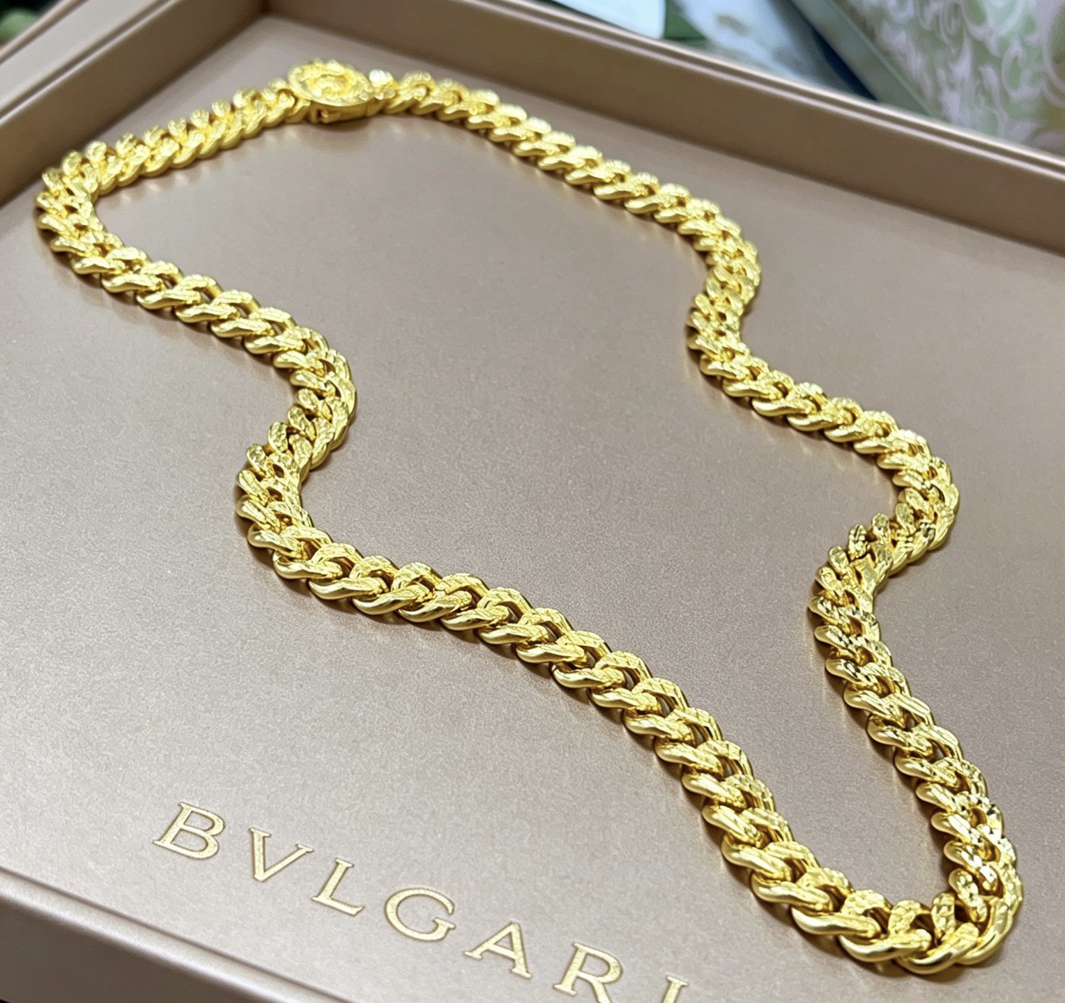 NO:879914,Batch. Bvlgari necklace V gold material. BVLGARI DIVAS’ DREAM series. Perfect appearance, unparalleled details. The unique color is completely impeccable. It is decorated with classic embellishment shape design. It is simple yet elegant and eye-catching. The combination of 18K gold makes the complexion more elegant. The upper body is elegant and attractive. The same style for men and women. Bvlgari necklace. Hot product recommendation. Total length 60 cm, boutique jewelry, bottega  veneta,bvlgari,bvlgari,necklace19860909批.宝格丽项链V金材质 .BVLGARI宝格丽 DIVAS‘ DREAM 系列 品相完美,细节无敌,那种独特的色泽完全无可挑剔,再缀以经典点缀外形设计,简约之余却又优雅夺目,18K金的组合更显气色,上身雅致动人.男女同款 宝格丽项链 爆品推荐 总长60厘米,饰品精品,bottega veneta,bvlgari,bvlgari,necklace,Jewelry