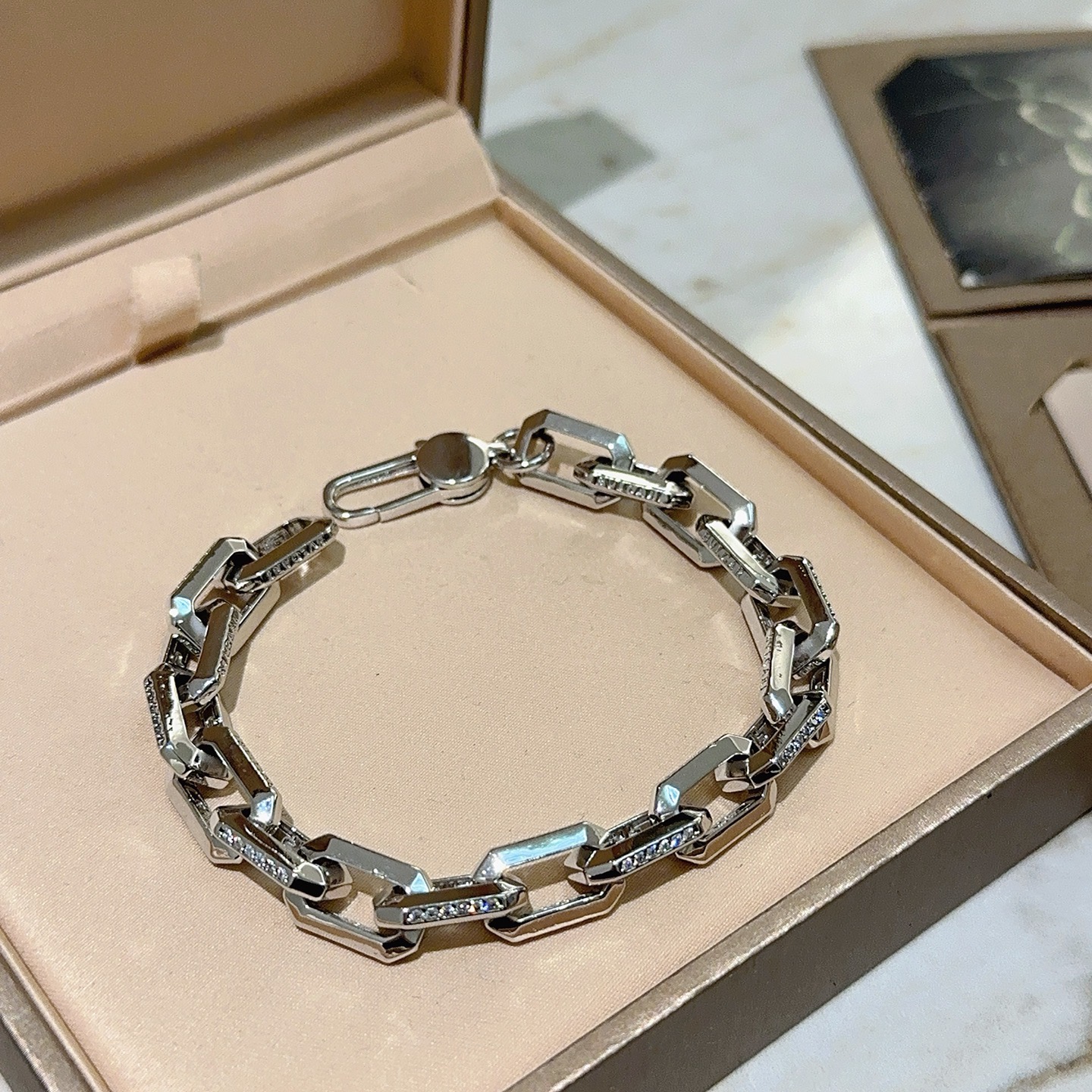 NO:879921,Batch. BVLGARI Bracelet V gold material BVLGARI DIVAS' DREAM series The appearance is perfect, the details are invincible, the unique color is completely impeccable, and it is decorated with a classic ring shape design, which is simple yet elegant and eye-catching. The pure handmade combination of V gold is more elegant and elegant. Same style for men and women. Bvlgari bracelet size: 18 20 22 24 cm, fine jewelry, Bottega  veneta,bvlgari,bvlgari,bracelet19860909批.宝格丽手链V金材质 BVLGARI宝格丽 DIVAS‘ DREAM 系列 品相完美,细节无敌,那种独特的色泽完全无可挑剔,再缀以经典指环外形设计,简约之余却又优雅夺目,V金纯手工的组合更显气色,上手雅致动人.男女同款 宝格丽手链尺寸:18 20 22 24厘米,饰品精品,bottega veneta,bvlgari,bvlgari,bracelet,Jewelry