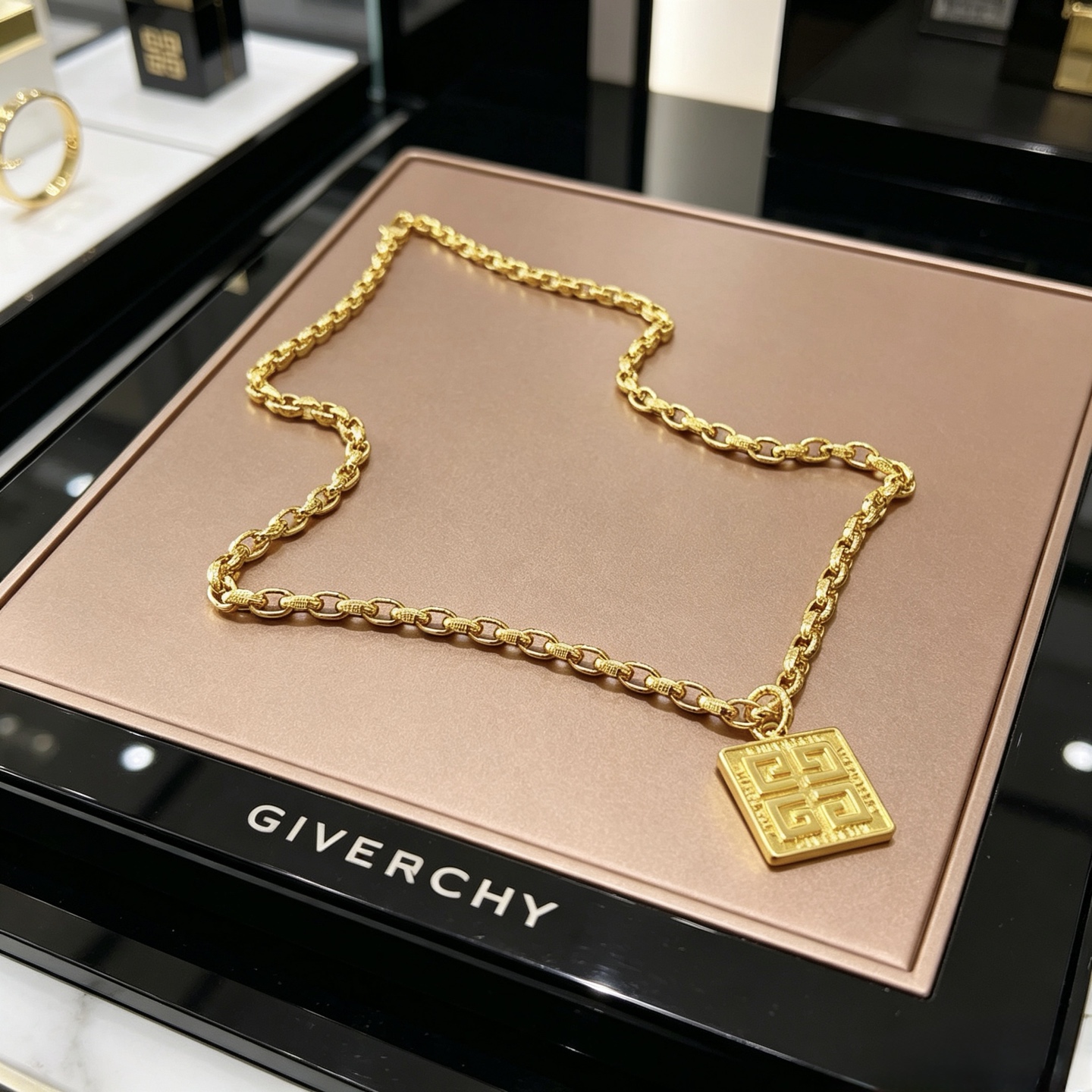 NO:864111,Batch of original single goods, new products, Givenchy necklace, GIVENCHY new necklace counter, consistent details, fine workmanship, every detail process is in place, fine design craftsmanship, hot models shipped, unique design, retro style, Givenchy necklace, jewelry boutique, givenchy, givenchy, necklace19860909批 原单货新品 纪梵希项链GIVENCHY新款项链专柜一致 细节做工精细 每个细节流程到位 设计工艺精细 火爆款出货 设计独特 复古风格 纪梵希项链,饰品精品,givenchy,givenchy,necklace,Jewelry