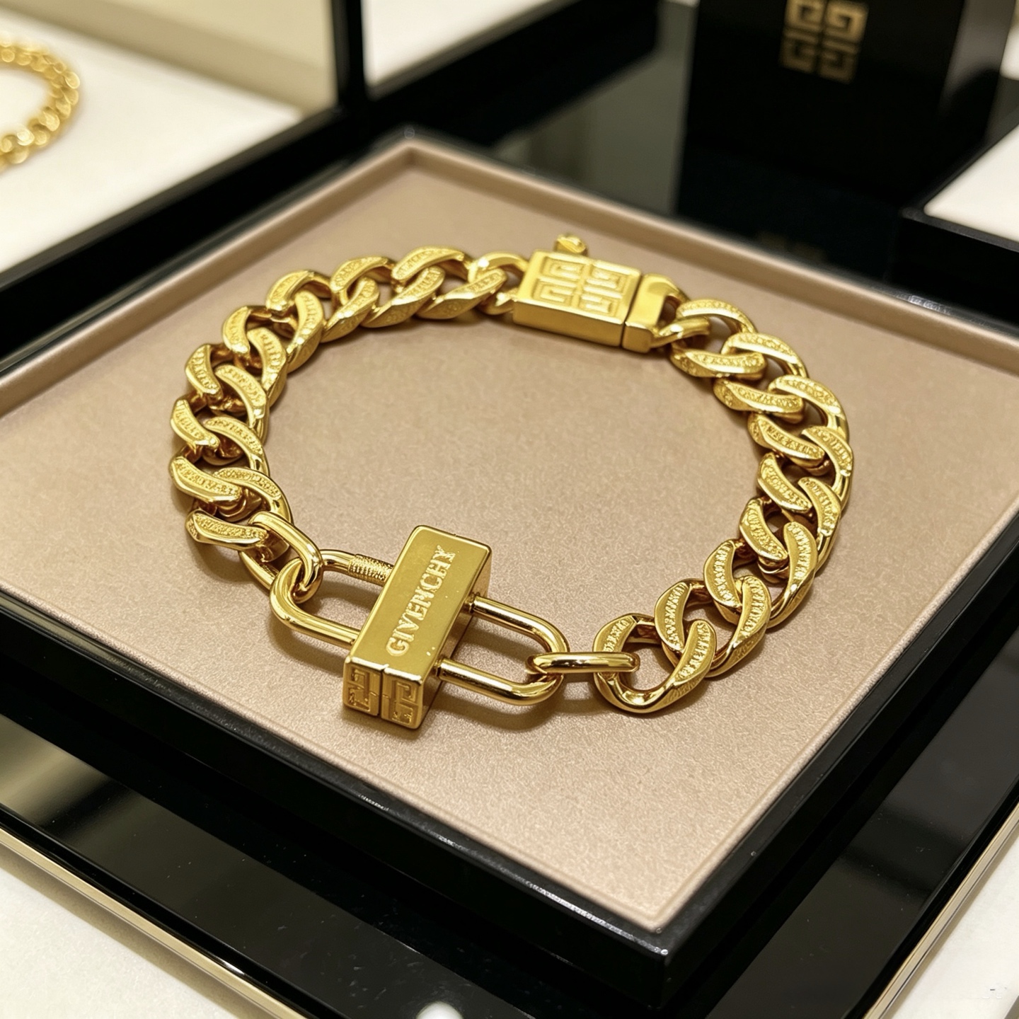 NO:864122,Batch. Original item. Givenchy bracelet. French haute couture Givenchy bracelet. Customized V-gold material. Classic brand logo, heavy gold plating, unparalleled texture. French romance | A touch of light luxury on the wrist, low-key and noble. New product. Classic 4G logo, haute couture tailoring aesthetics, low-key and noble, full of temperament. The same accessories as celebrities and socialites, with a light luxury atmosphere on the wrist. The ceiling bracelet counter is the same as the Balenciaga bracelet.  Hot models for men are now available. The designs are unique and avant-garde. A must-have for men and women!  Size 17.18.20.22.24cm, fine jewelry, balenciaga, givenchy, bracelet, gold plating19860909批 . 原单货. 纪梵希手链 法式高定纪梵希手链.V金材质定制 经典品牌徽标,重工镀金,质感绝绝子 法式浪漫｜腕间一抹轻奢,低调又显贵 新品 经典4G标识、高定剪裁美学,低调显贵、气质拉满 明星名媛同款配饰,腕间轻奢氛围感天花板手链专柜一致巴黎世家手链 男士火爆款出货 设计独特 前卫 男女必备！码数17.18.20.22.24cm,饰品精品,balenciaga,givenchy,bracelet,gold plating,Jewelry