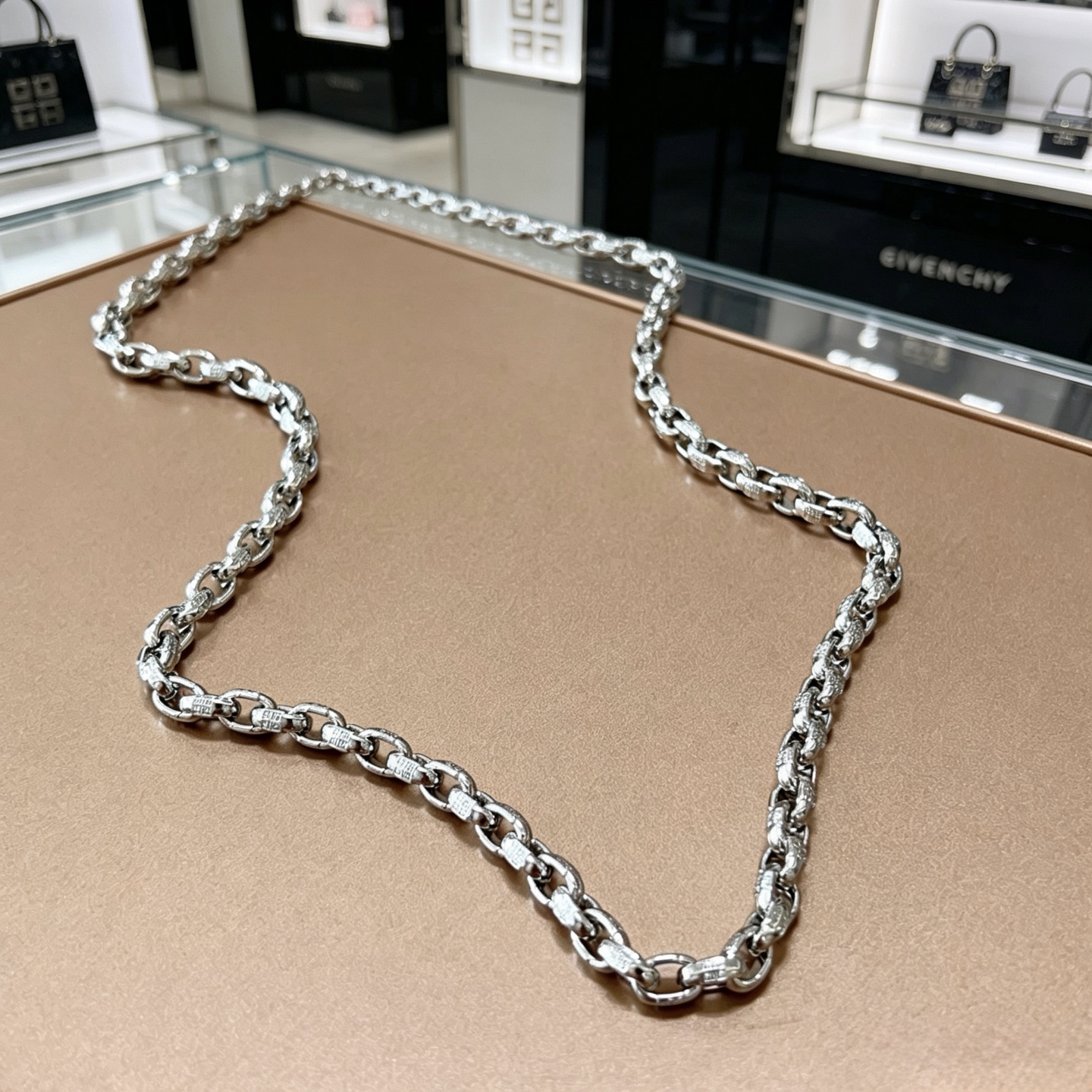 NO:864133,Batch of original single goods, new products, Givenchy necklace, GIVENCHY new necklace counter, consistent details, fine workmanship, every detail process is in place, fine design craftsmanship, hot models shipped, unique design, retro style, Givenchy necklace, jewelry boutique, givenchy, givenchy, necklace19860909批 原单货新品 纪梵希项链GIVENCHY新款项链专柜一致 细节做工精细 每个细节流程到位 设计工艺精细 火爆款出货 设计独特 复古风格 纪梵希项链,饰品精品,givenchy,givenchy,necklace,Jewelry