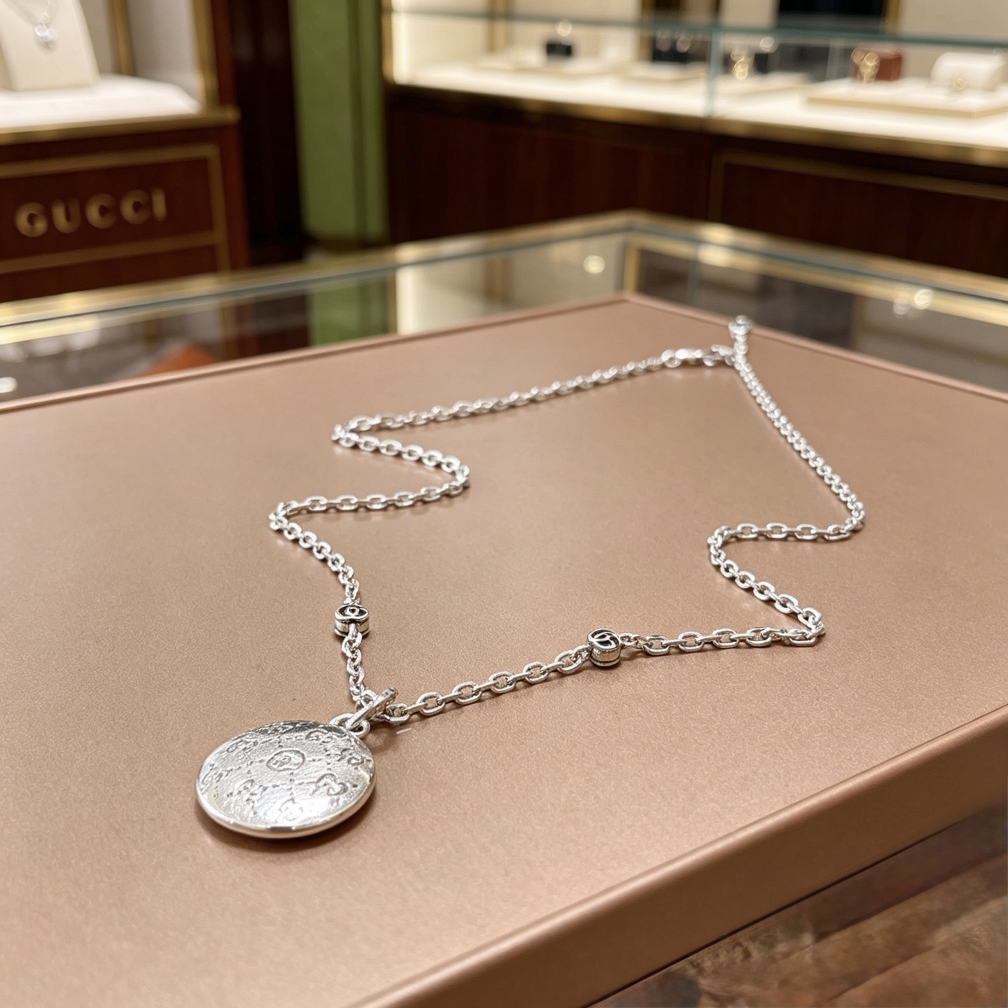 NO:864144,The latest Gucci necklace has a higher grade. The same style as the star Anger Forest series double G classic necklace. European and American fashion and casual style series. Gucci series retro silver necklace. The details are distressed. The non-market shiny version. This one has been on the market. It is a best-selling model in Gucci. It goes well with trendy clothes, fine jewelry, gucci, and necklace.19860909批古驰项链最新款链条档次更高明星同款Anger Forest系列双G经典款项链欧美时尚休闲风系列古驰系列复古银项链 细节对版做旧处理 非市面亮面版型 这款一直在出 古驰里面热卖款 非常好搭配潮流衣服,饰品精品,gucci,necklace,Jewelry