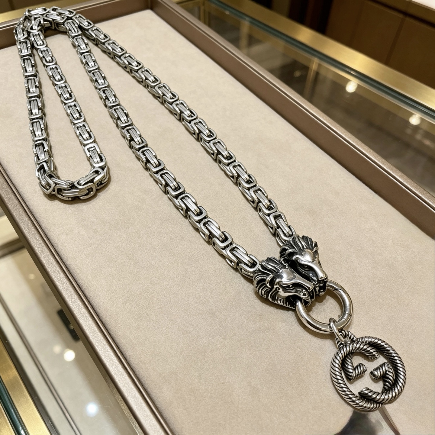 NO:864157,Batch New product launches are not popular until they are released. Douyin is the first choice for Internet celebrities to bring goods. The latest chain of Gucci necklaces is of higher quality. The same style as the Anger Forest series double G design concept retro necklace for celebrities. It makes high-end clothes more elegant and more brand-like and personalized when going out. The details are distressed. Non-market glossy version. This one has been released. The best-selling model in Gucci. Very easy to match, high-quality jewelry, gucci, necklace.19860909批  新品发布不爆不发 抖音带货网红首选 古驰项链最新款链条档次更高明星同款Anger Forest系列双g设计理念复古项链 让高档的衣服搭配更有气质 出去更有牌面和个性 细节对版做旧处理 非市面亮面版型 这款一直在出 古驰里面热卖款 非常好搭配,饰品精品,gucci,necklace,Jewelry