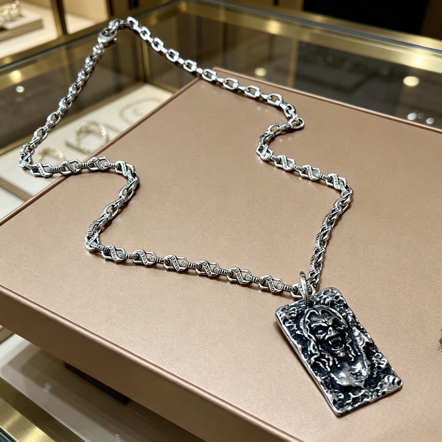 NO:864170,Batch, do not explode, do not post, Douyin is the first choice for Internet celebrities to bring goods. The latest chain of Gucci necklaces is of higher quality. The same style as the Anger Forest series, double G design concept, retro pattern Gucci necklace. It makes high-end clothes more elegant. It has more brand and personality when going out. The details are distressed and not available in the market. This model has been released. It is a best-selling model in Gucci. It is very easy to match, fine jewelry, gucci, necklace.19860909批  不爆不发 抖音带货网红首选 古驰项链最新款链条档次更高明星同款Anger Forest系列双g设计理念复古图案古驰项链 让高档的衣服搭配更有气质 出去更有牌面和个性 细节对版做旧处理 非市面亮面版型 这款一直在出 古驰里面热卖款 非常好搭配,饰品精品,gucci,necklace,Jewelry