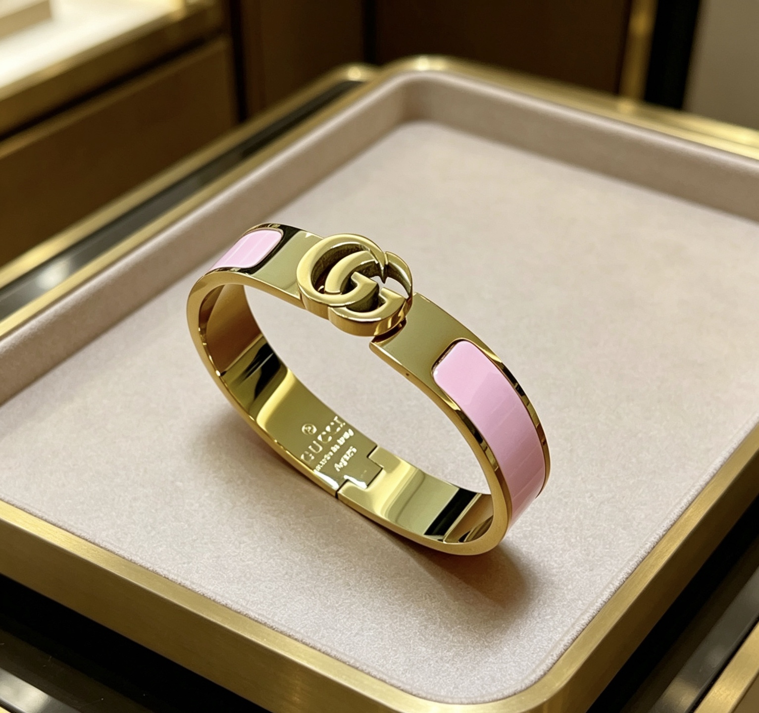 NO:864178,Batch. Gucci bracelets are hand-made, the latest bracelets are of a higher grade, the same style as the Anger Forest series, Double G classic series, Gucci bracelets. The details are matched with K gold processing. The shiny version is not available in the market. This one has been on the market. It is a best-selling model in Gucci. It goes well with trendy clothes, fine jewelry, Gucci, and bracelets.19860909批.古驰手镯手环纯手工打造最新款手镯档次更高明星同款Anger Forest系列双G经典款系列古驰手环 细节对版K金处理 非市面亮面版型 这款一直在出 古驰里面热卖款 非常好搭配潮流衣服,饰品精品,gucci,bracelet,Jewelry