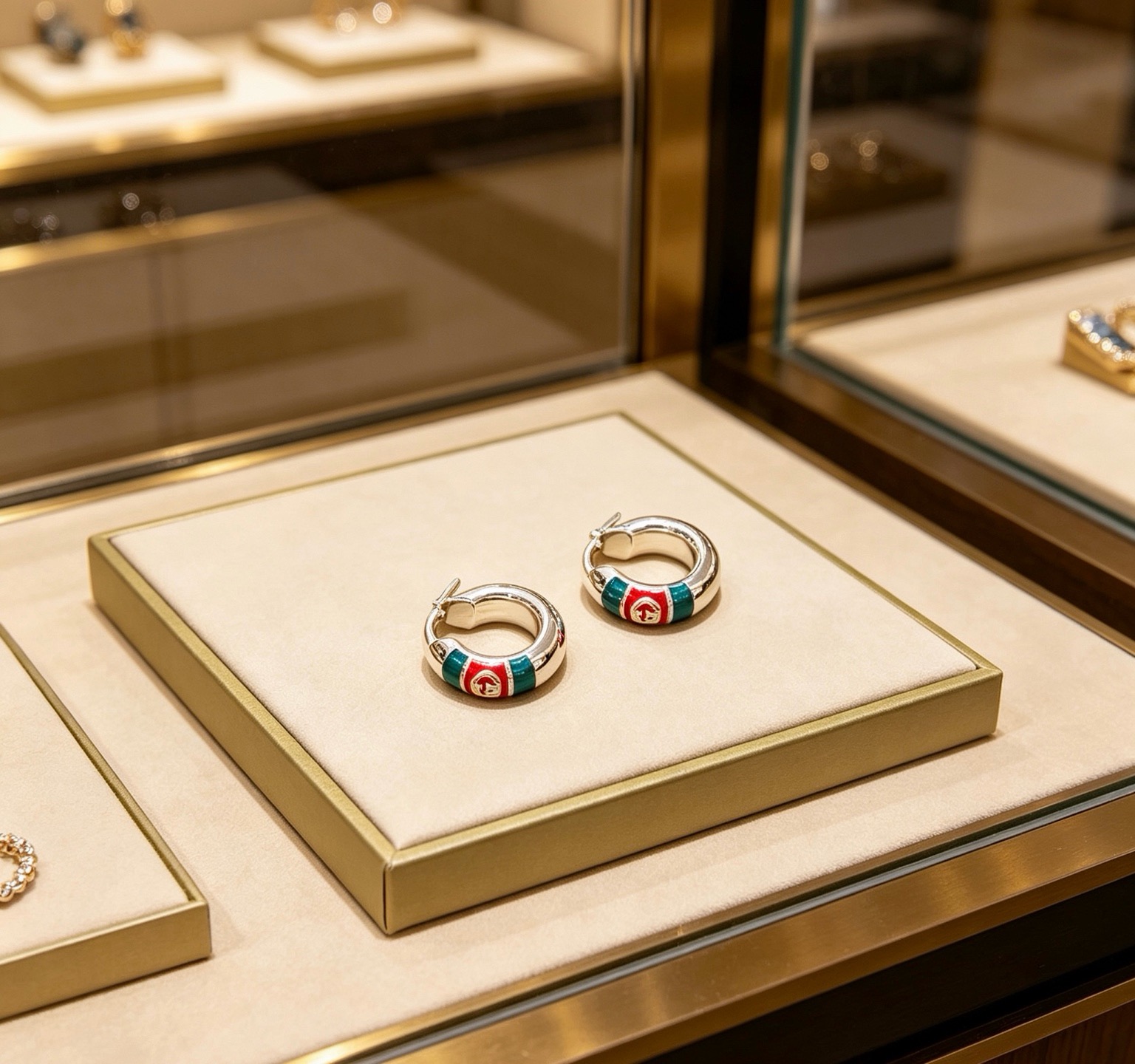NO:862458,The first batch of new products will not be released until they are first released. The first choice of Internet celebrities who carry goods on Douyin. The latest Gucci earrings are of higher quality and are the same model for celebrities. Anger Forest series double g design concept. Retro classic series Gucci earrings. It makes high-end clothes more elegant. It has more brand and personality when going out. The details are distressed. Non-market glossy version. This one has been released. The best-selling model in Gucci. Very easy to match, high-quality jewelry, gucci.19860909批  新品首发不爆不发 抖音带货网红首选 古驰耳钉最新款档次更高明星同款Anger Forest系列双g设计理念复古经典系列古驰耳钉 让高档的衣服搭配更有气质 出去更有牌面和个性 细节对版做旧处理 非市面亮面版型 这款一直在出 古驰里面热卖款 非常好搭配,饰品精品,gucci,Jewelry