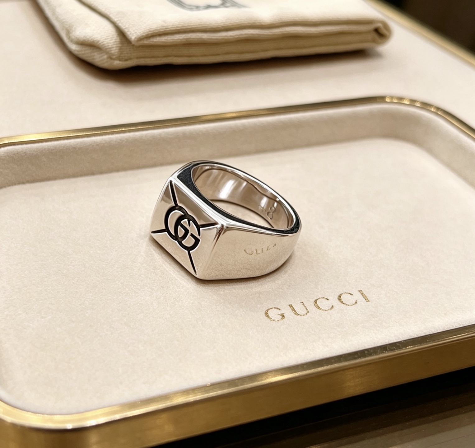 NO:862469,Batch. The latest style of Gucci ring has a higher grade. The same style as the star's Anger Forest series. Double G is purely handmade. Gucci ring. The details are hand-made. The glossy version is always on sale. It is the best-selling model in Gucci. It goes very well with trendy clothes. The size is 6, 7, 8, 9, 10, 11, fine jewelry, gucci, ring.19860909批.古驰戒指最新款款式档次更高明星同款Anger Forest系列双G纯手工制作工艺 古驰戒指 细节对版纯手工处理 亮面版型 这款一直在出 古驰里面热卖款 非常好搭配潮流衣服码数美6 7 8 9 10 11,饰品精品,gucci,ring,Jewelry