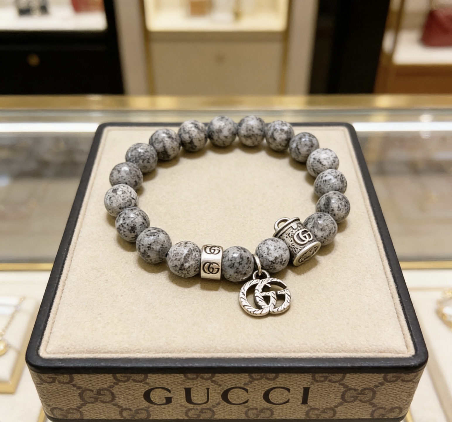 NO:862528,Batch New Product Release Gucci Bracelet Luxurious Gucci Bracelet Sesame Stone Bracelet Agate Same Style for Men and Women The latest beaded bracelet is of a higher grade and the same style as the star Anger Forest Series Double G Retro Gucci Bracelet Size: 16-24 cm The details are distressed and the pattern is not available in the market Glossy version This is not an ordinary version in the market. This one has been released. The best-selling model in Gucci. Very good to match clothes, high-quality jewelry, Gucci, Bracelet19860909批 新品发布 古驰手链奢华古驰手串 芝麻石手链玛瑙男女同款 最新款全件串珠手链档次更高明星同款Anger Forest系列双g复古古驰手链 尺寸:16-24厘米 细节对版做旧处理 非市面亮面版型 非市面普通做这款一直在出 古驰里面热卖款 非常好搭配衣服,饰品精品,gucci,bracelet,Jewelry