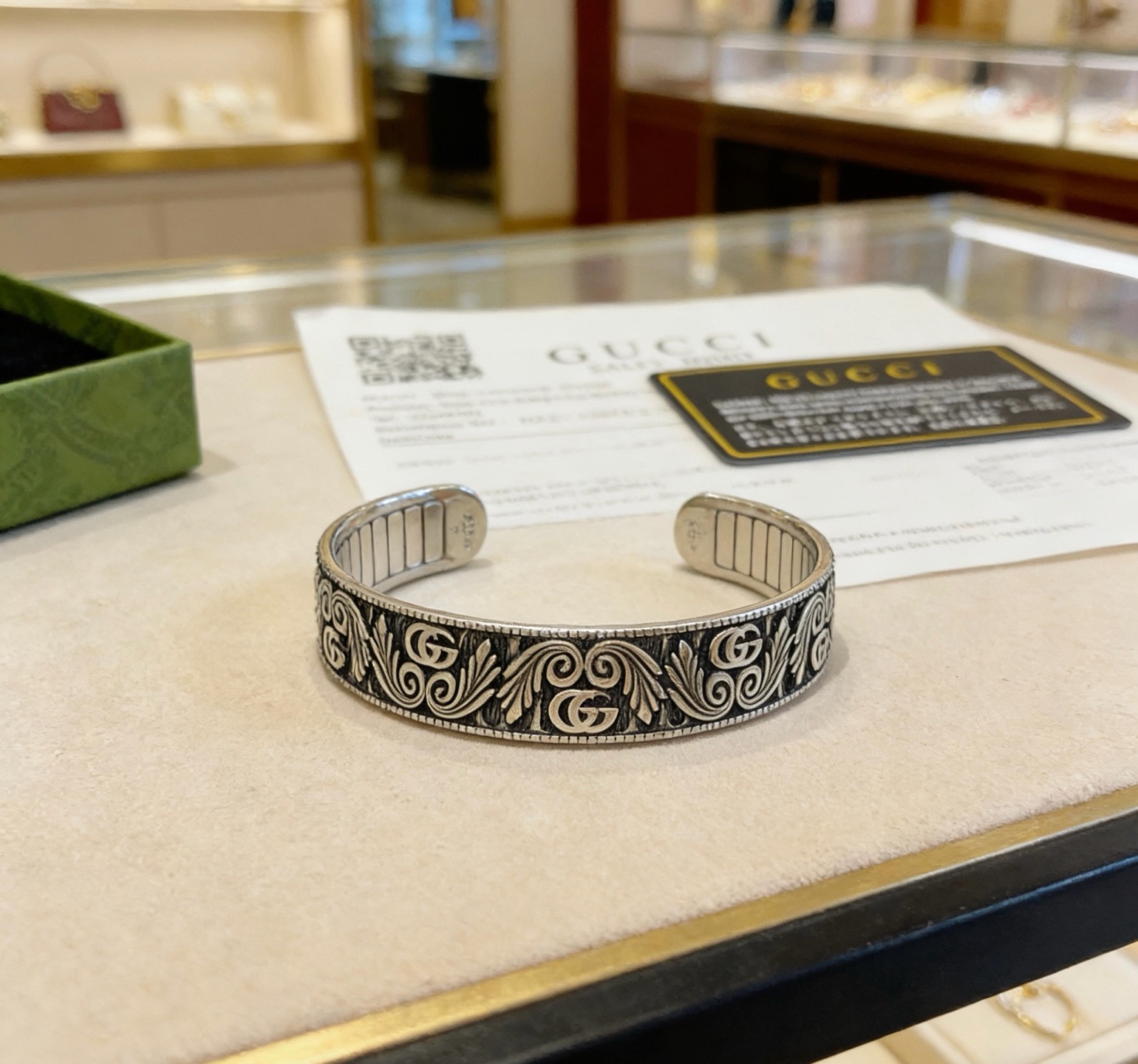 NO:862459,Batch. Gucci bracelets are hand-made latest bracelets with a higher grade. The same style as the Anger Forest series Double G classic series Gucci bracelets. The details are distressed. The shiny version is not available in the market. This one has been on the market. It is a best-selling model in Gucci. It goes well with trendy clothes, high-quality jewelry, Gucci, and bracelets.19860909批.古驰手镯手环纯手工打造最新款手镯档次更高明星同款Anger Forest系列双G经典款系列古驰手环 细节对版做旧处理 非市面亮面版型 这款一直在出 古驰里面热卖款 非常好搭配潮流衣服,饰品精品,gucci,bracelet,Jewelry