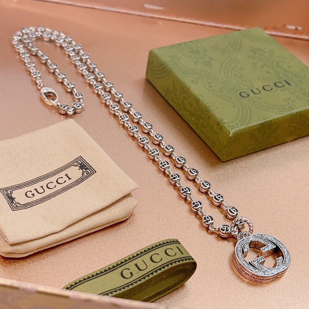 NO:862470,Batch Gucci necklace's latest chain is of higher quality, the same model as the star's Anger Forest series double G new pattern Gucci necklace. The chain length is 60 cm and the length can be changed. The details are distressed and the version is not available in the market. This type of shiny version has been out. It is a best-selling model in Gucci. It is very good to match with trendy clothes, fine jewelry, gucci, necklace.19860909批 古驰项链最新款链条档次更高明星同款Anger Forest系列双G新款花纹古驰项链 链长60厘米可改长度 细节对版做旧处理 非市面亮面版型 这款一直在出 古驰里面热卖款 非常好搭配潮流衣服,饰品精品,gucci,necklace,Jewelry