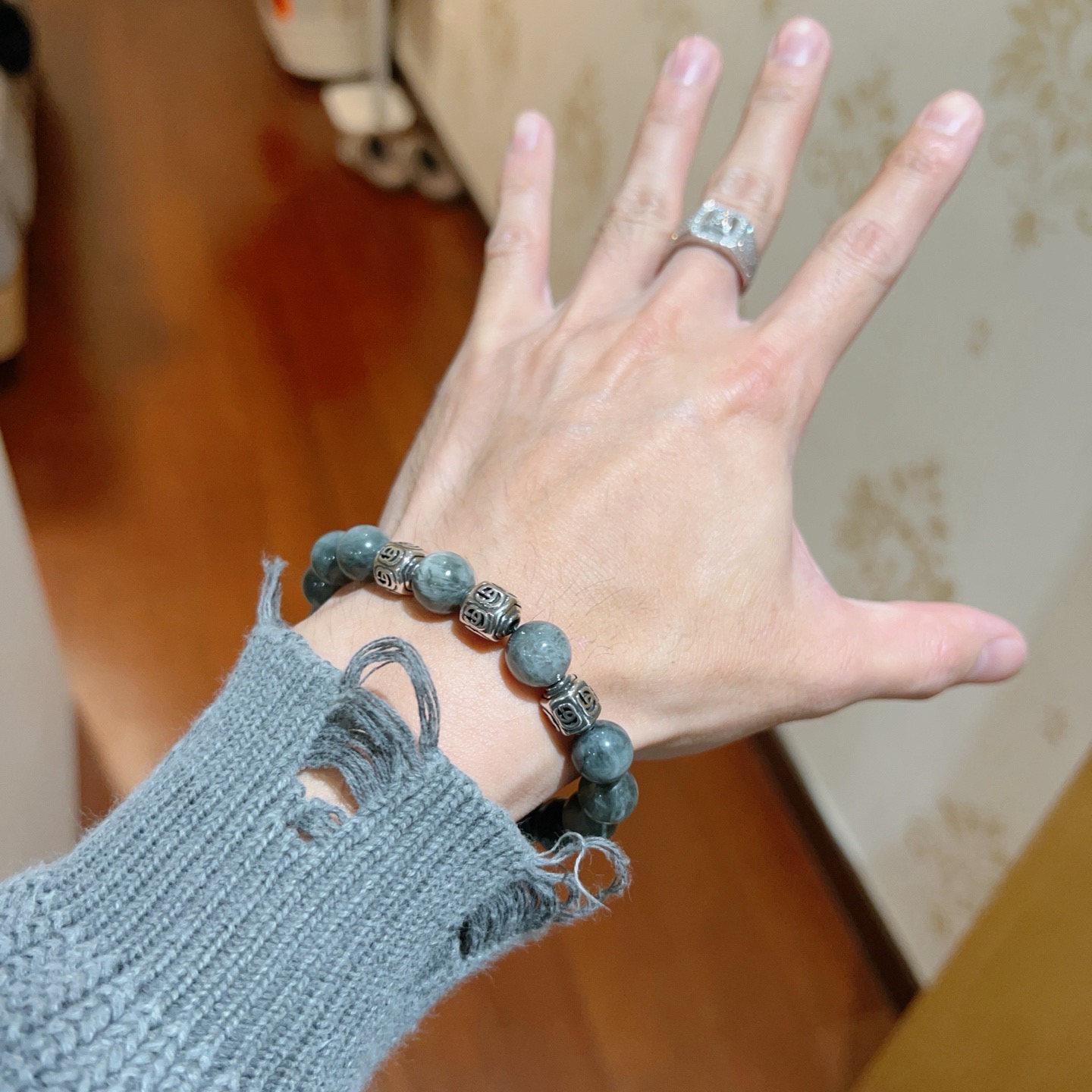 𝐆𝐮𝐜𝐜𝐢古驰手链👨👩奢华手串 男女同款 最新款全件灰晶按克高品质串珠手链档次更高明星同款Anger F 𝐆𝐮𝐜𝐜𝐢古驰手链👨👩奢华手串 男女同款 最新款全件灰晶按克高品质串珠手链档次更高明星同款Anger F